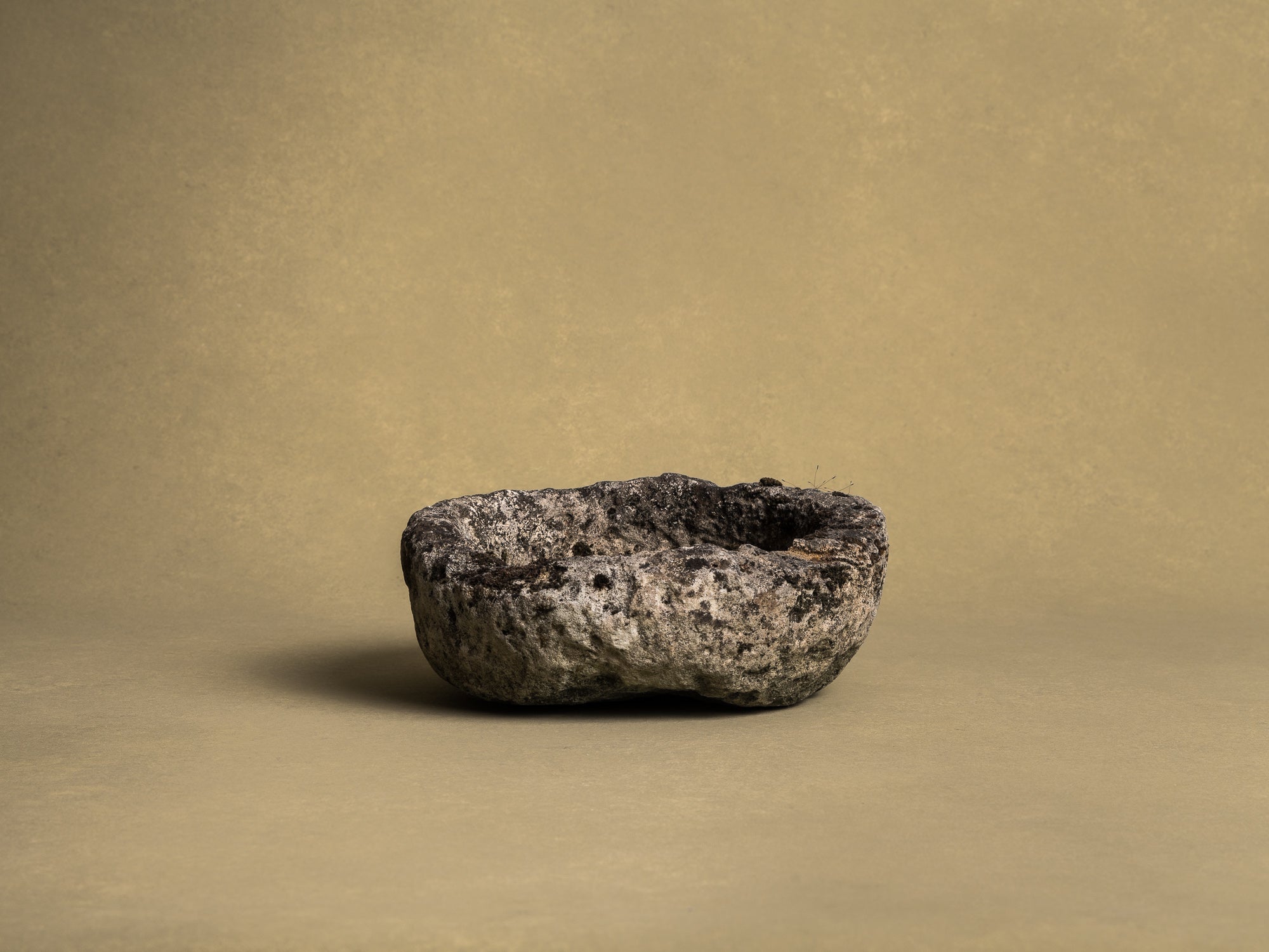 Coupe monolithe en calcaire de Dordogne, art paysan, France (XIXe siècle)..circular carved Dordogne limestone bowl, Peasant art, France (19th century)