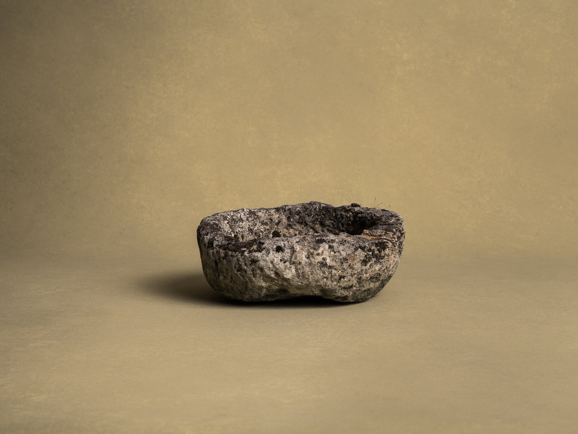 Coupe monolithe en calcaire de Dordogne, art paysan, France (XIXe siècle)..circular carved Dordogne limestone bowl, Peasant art, France (19th century)