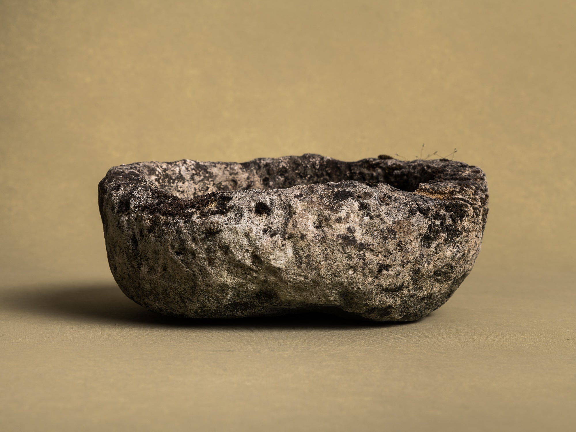 Coupe monolithe en calcaire de Dordogne, art paysan, France (XIXe siècle)..circular carved Dordogne limestone bowl, Peasant art, France (19th century)