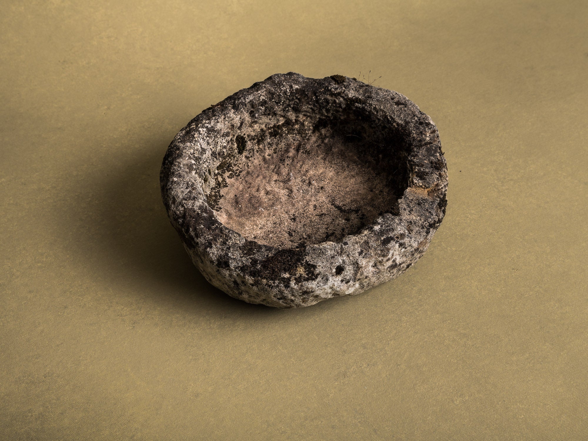 Coupe monolithe en calcaire de Dordogne, art paysan, France (XIXe siècle)..circular carved Dordogne limestone bowl, Peasant art, France (19th century)