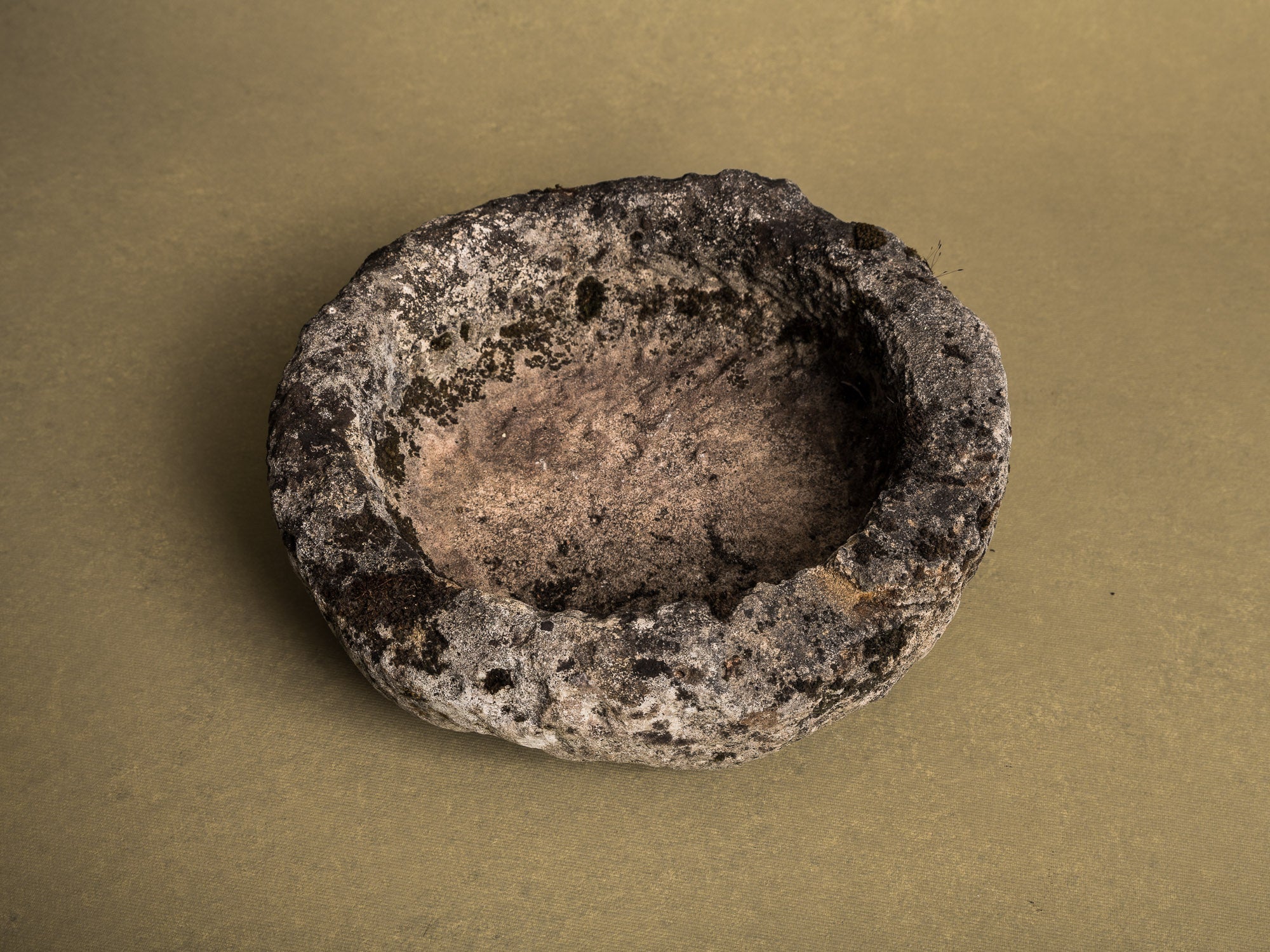 Coupe monolithe en calcaire de Dordogne, art paysan, France (XIXe siècle)..circular carved Dordogne limestone bowl, Peasant art, France (19th century)
