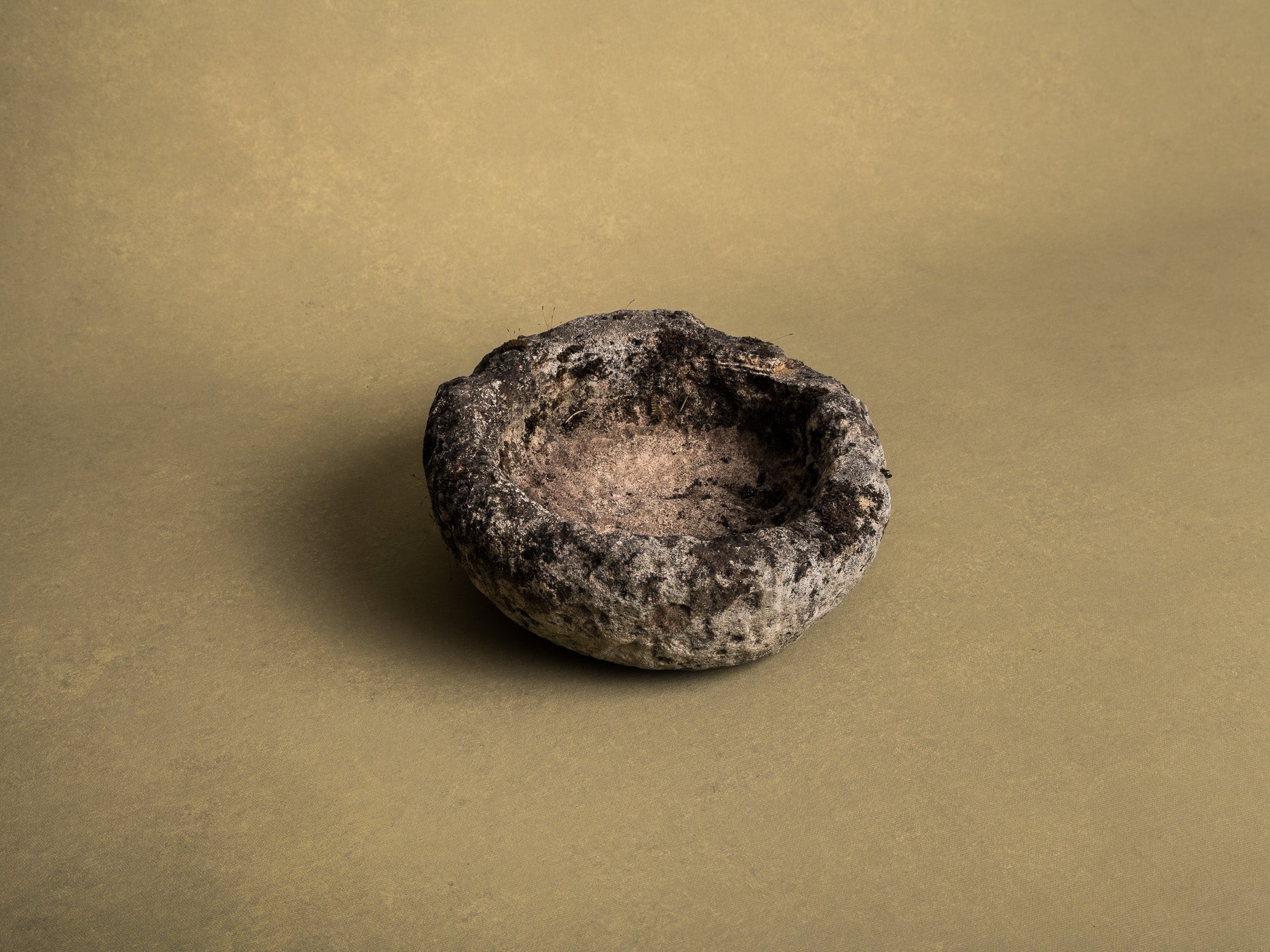 Coupe monolithe en calcaire de Dordogne, art paysan, France (XIXe siècle)..circular carved Dordogne limestone bowl, Peasant art, France (19th century)