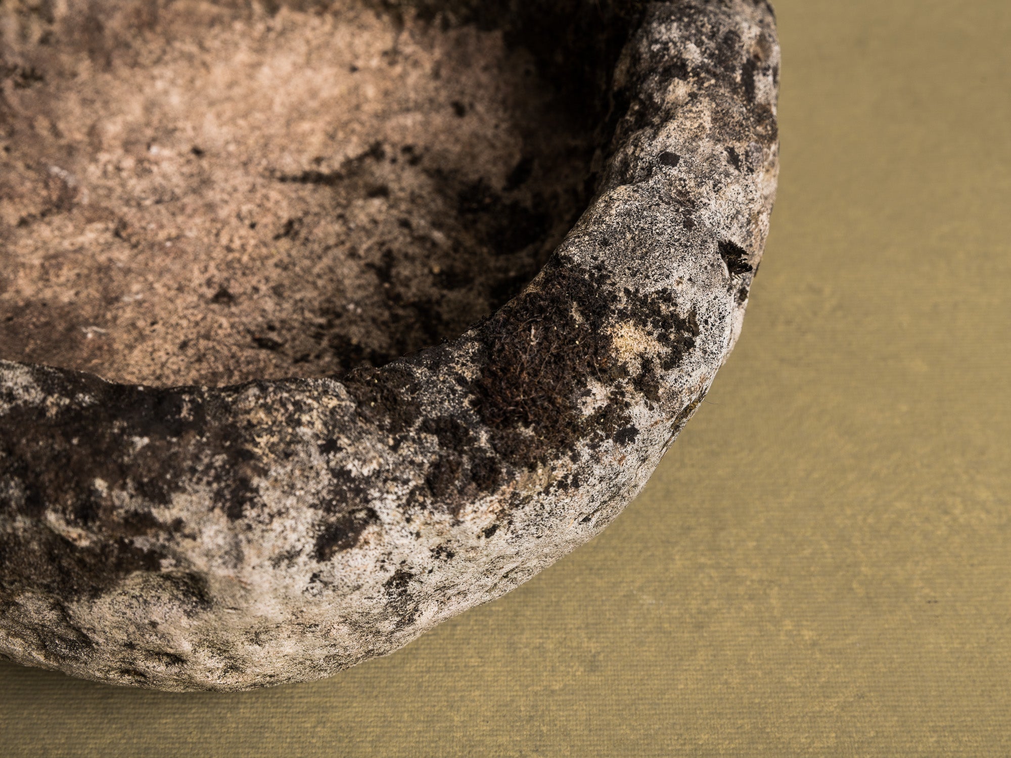 Coupe monolithe en calcaire de Dordogne, art paysan, France (XIXe siècle)..circular carved Dordogne limestone bowl, Peasant art, France (19th century)