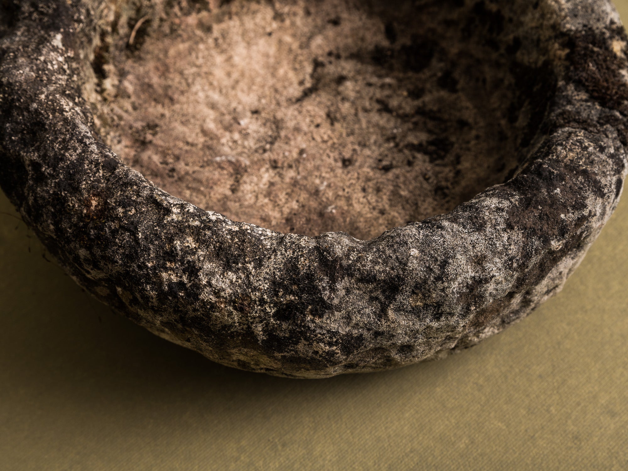 Coupe monolithe en calcaire de Dordogne, art paysan, France (XIXe siècle)..circular carved Dordogne limestone bowl, Peasant art, France (19th century)