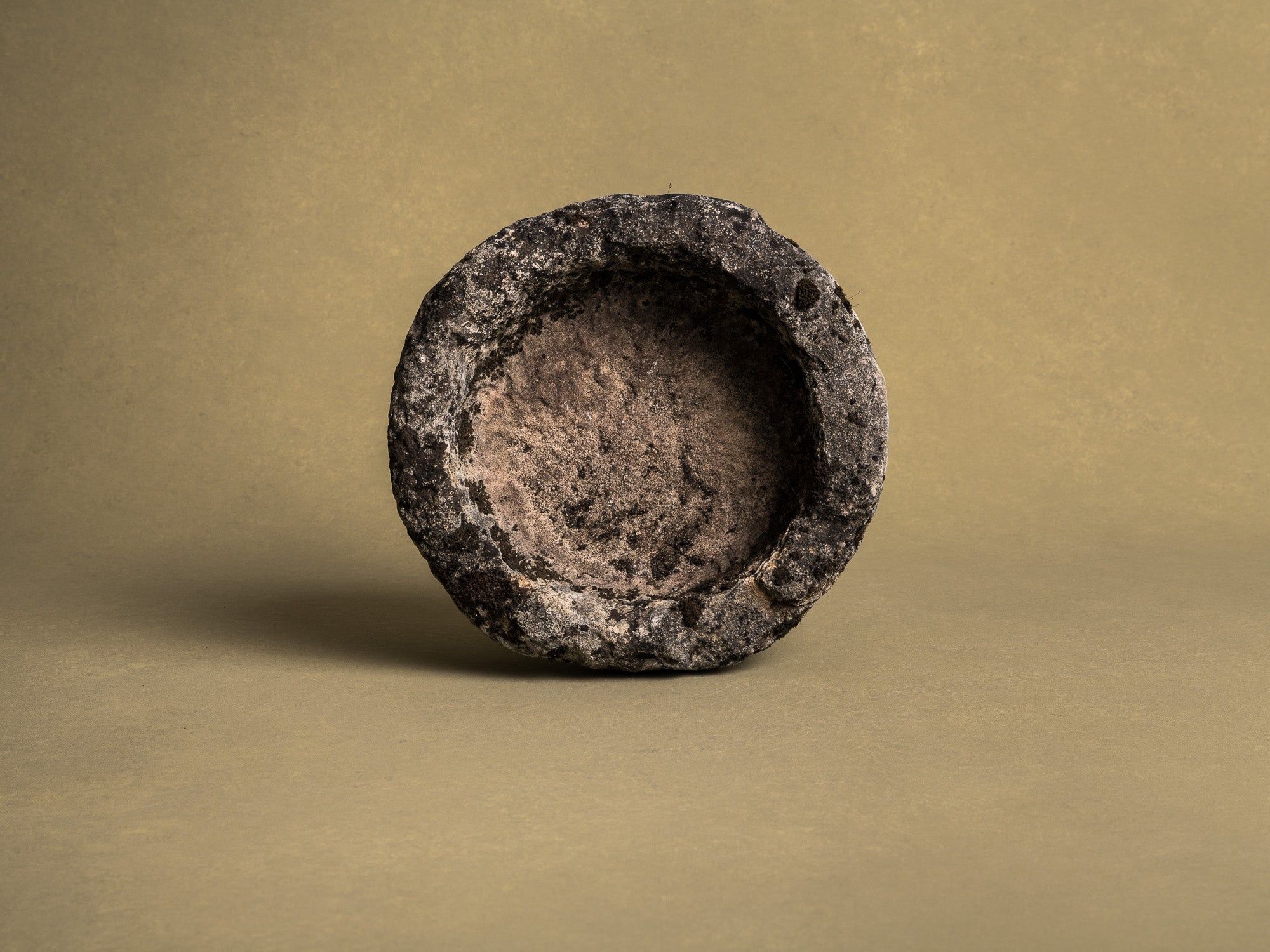 Coupe monolithe en calcaire de Dordogne, art paysan, France (XIXe siècle)..circular carved Dordogne limestone bowl, Peasant art, France (19th century)