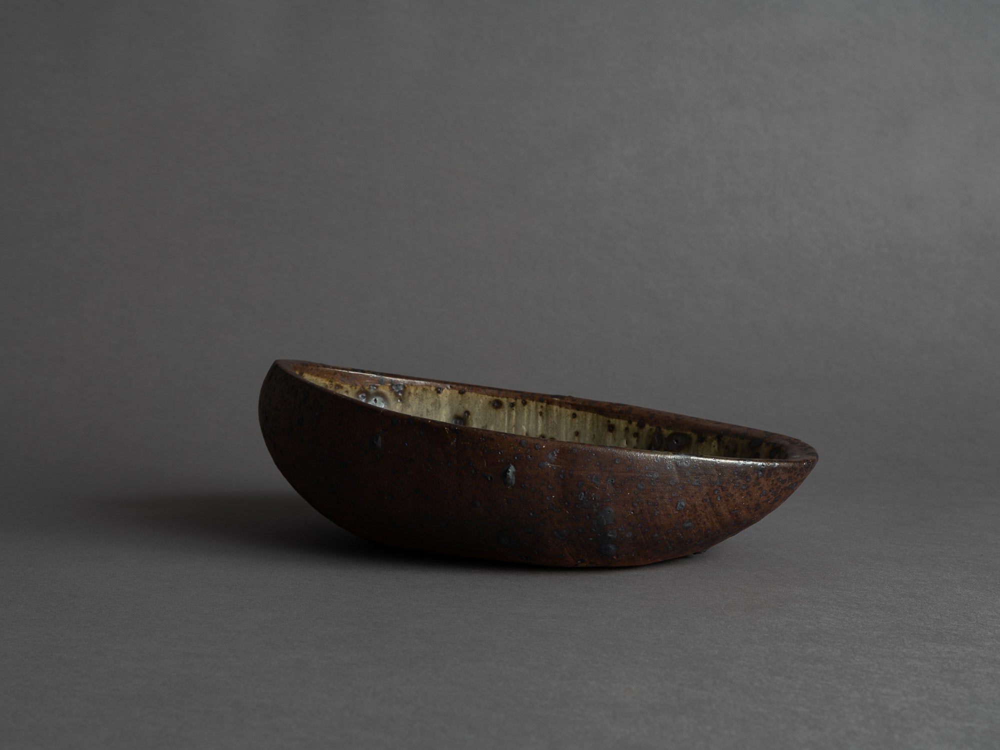 Rare coupe de forme libre de Jeanne et Norbert Pierlot à Ratilly, France (vers 1955)..Large free form bowl by Jeanne et Norbert Pierlot in Ratilly, France (circa 1955)