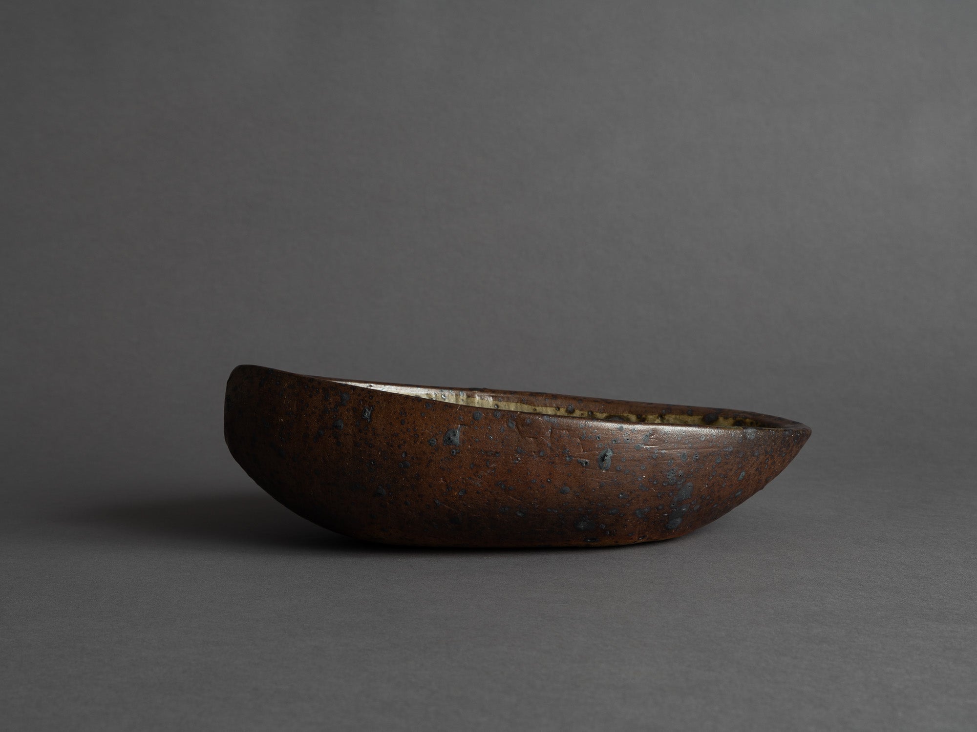Rare coupe de forme libre de Jeanne et Norbert Pierlot à Ratilly, France (vers 1955)..Large free form bowl by Jeanne et Norbert Pierlot in Ratilly, France (circa 1955)