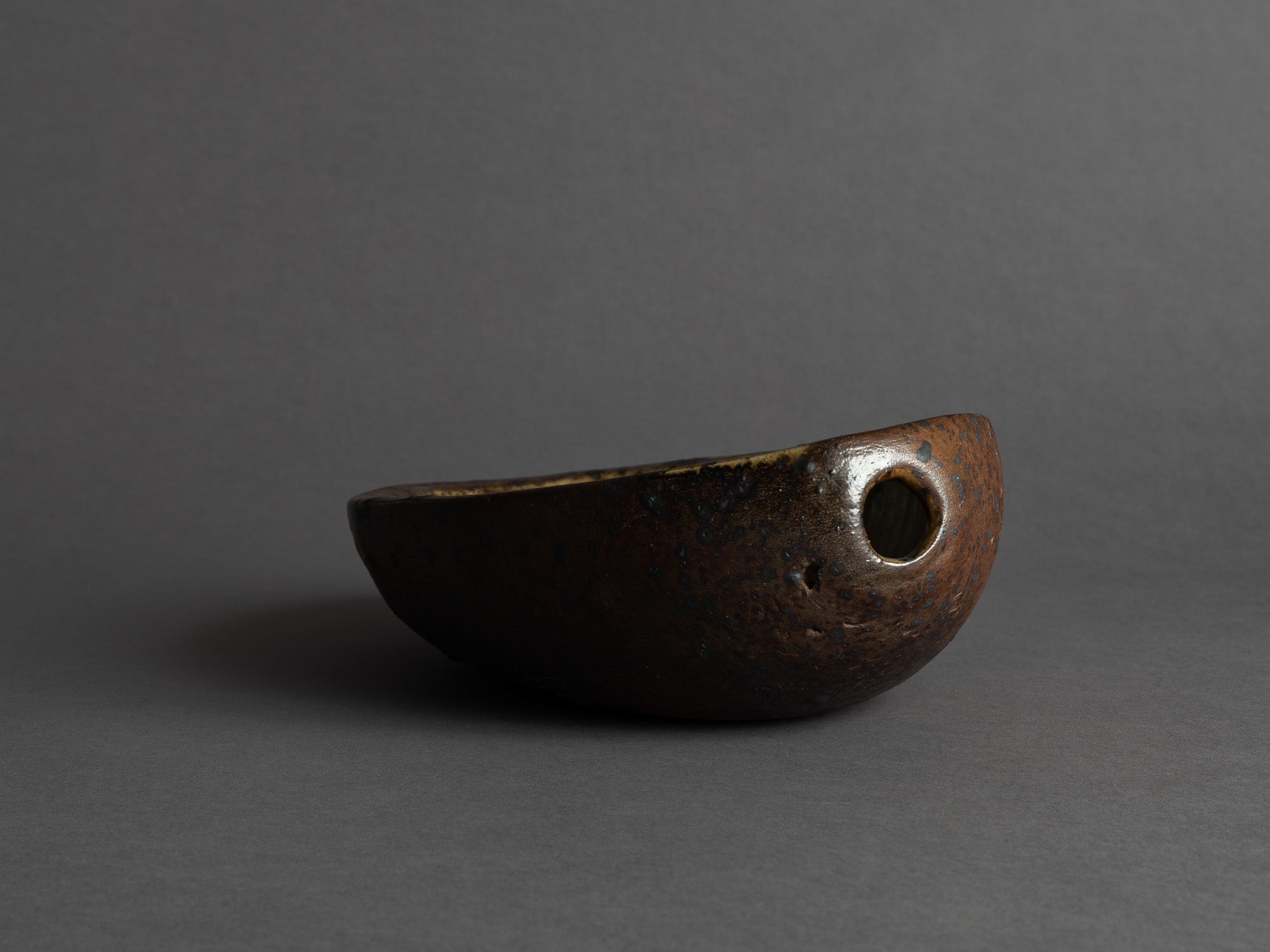 Rare coupe de forme libre de Jeanne et Norbert Pierlot à Ratilly, France (vers 1955)..Large free form bowl by Jeanne et Norbert Pierlot in Ratilly, France (circa 1955)