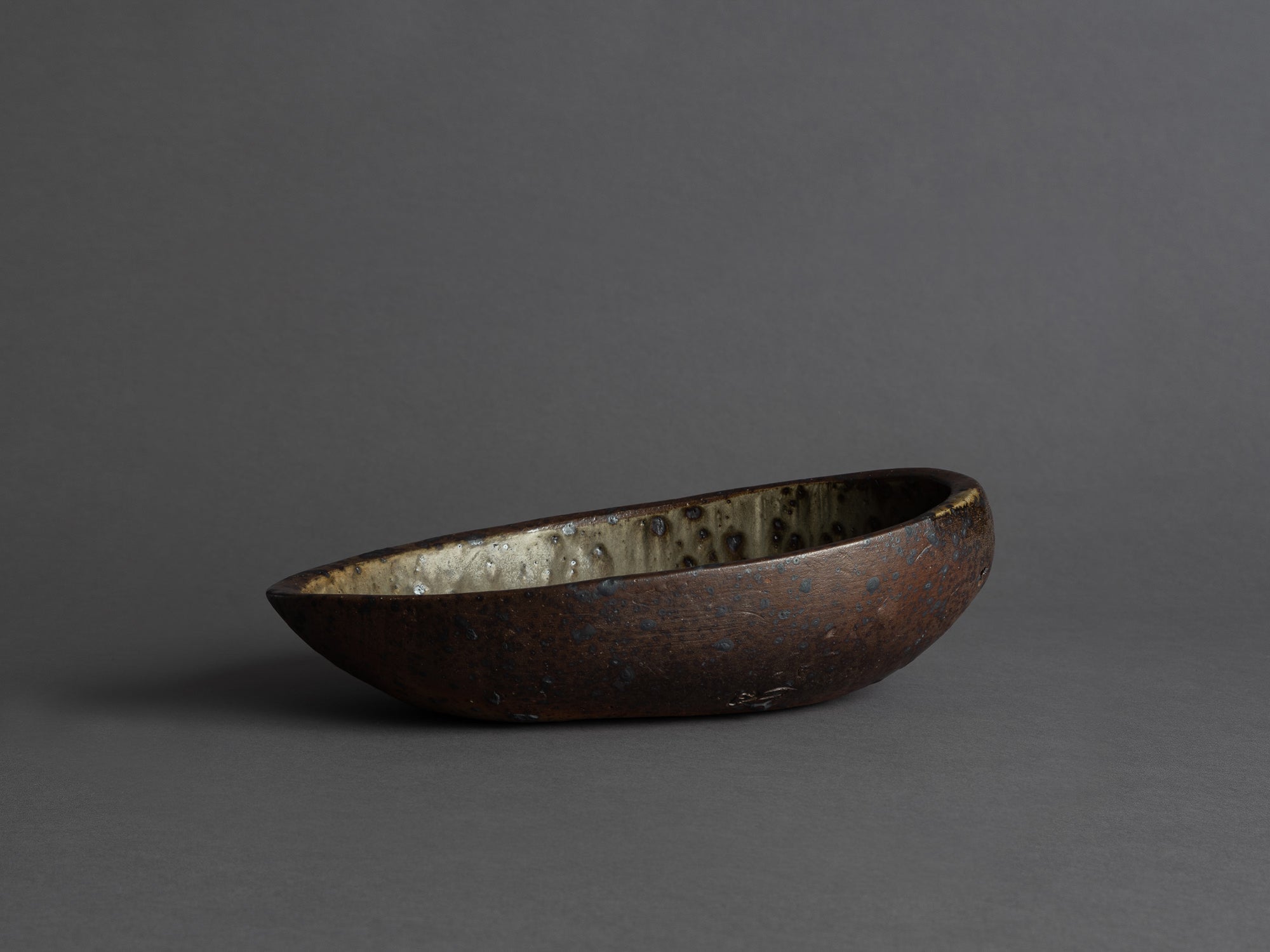 Rare coupe de forme libre de Jeanne et Norbert Pierlot à Ratilly, France (vers 1955)..Large free form bowl by Jeanne et Norbert Pierlot in Ratilly, France (circa 1955)
