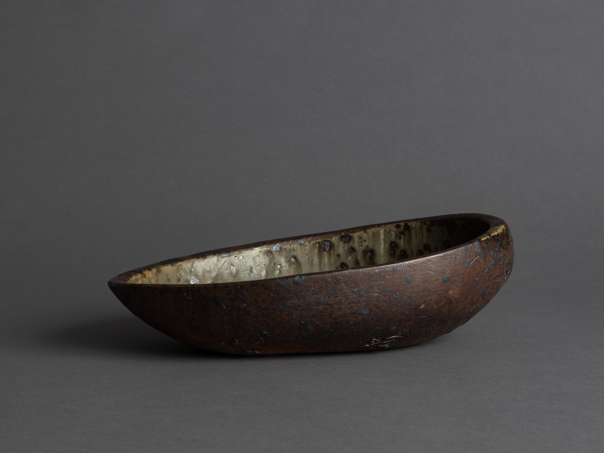 Rare coupe de forme libre de Jeanne et Norbert Pierlot à Ratilly, France (vers 1955)..Large free form bowl by Jeanne et Norbert Pierlot in Ratilly, France (circa 1955)