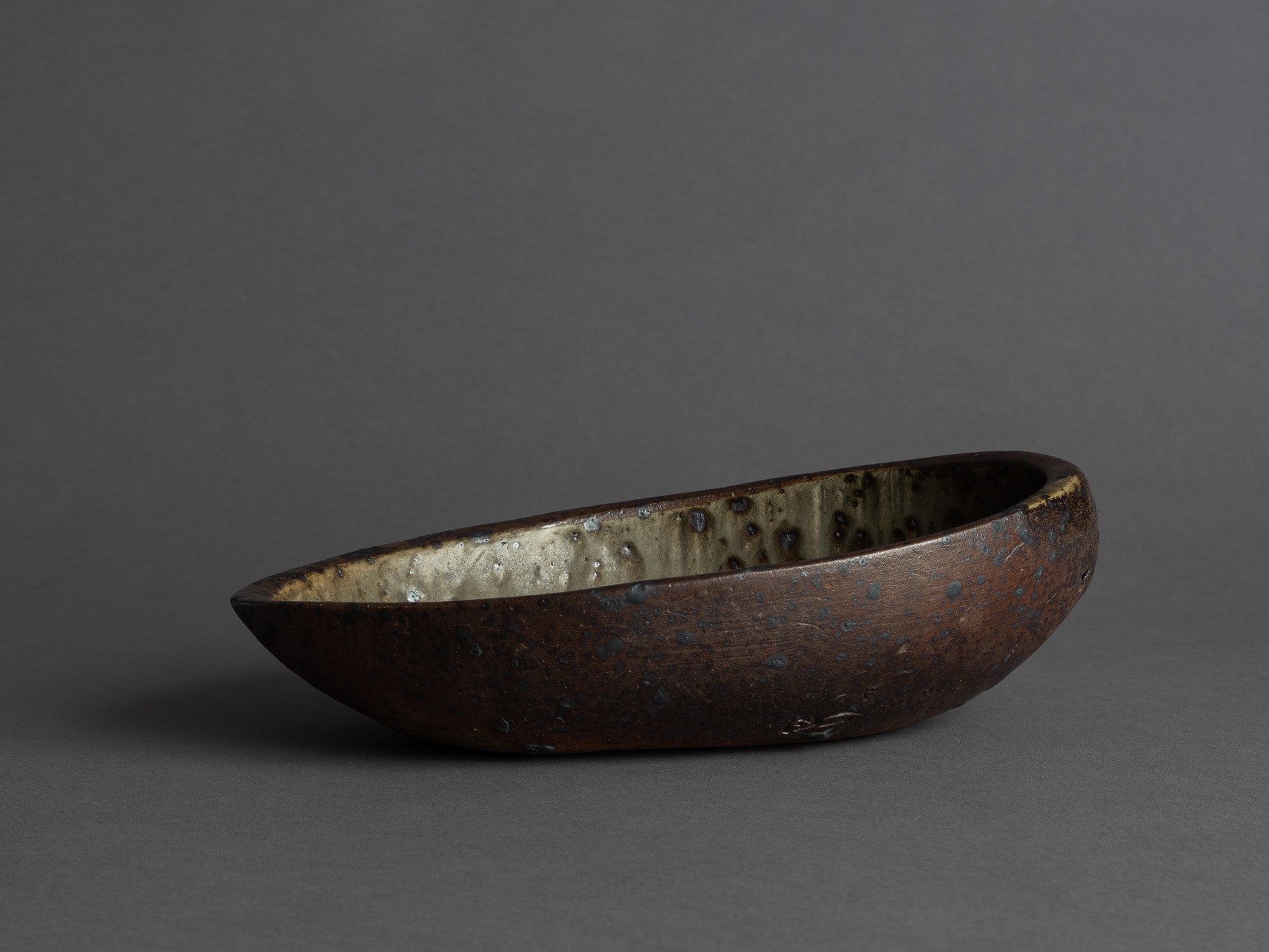 Rare coupe de forme libre de Jeanne et Norbert Pierlot à Ratilly, France (vers 1955)..Large free form bowl by Jeanne et Norbert Pierlot in Ratilly, France (circa 1955)