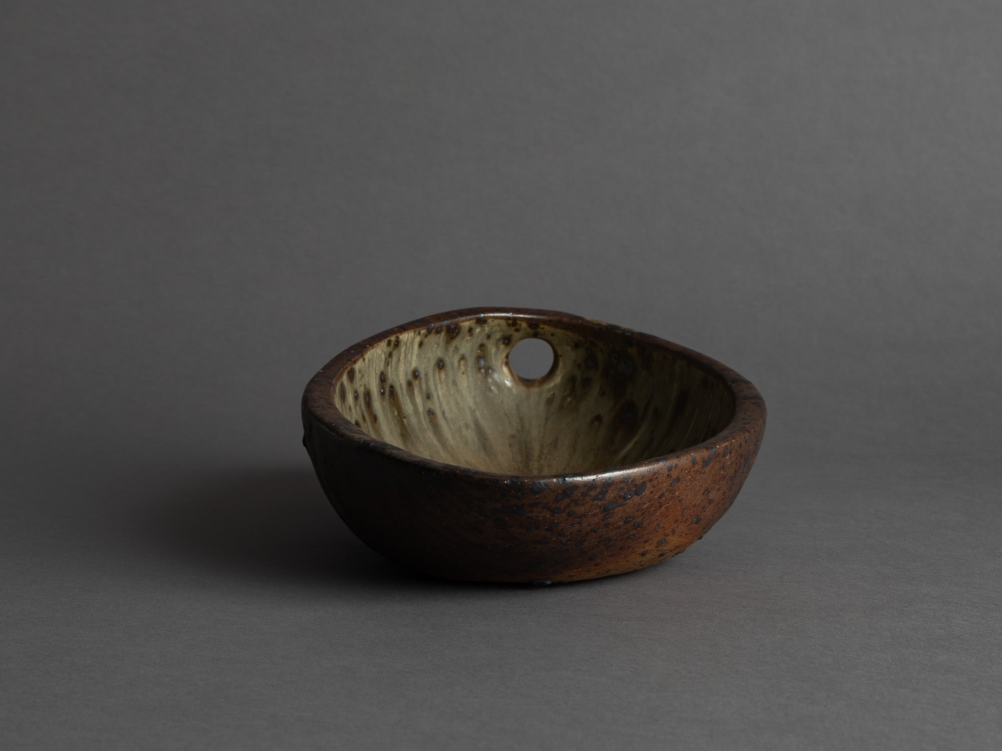 Rare coupe de forme libre de Jeanne et Norbert Pierlot à Ratilly, France (vers 1955)..Large free form bowl by Jeanne et Norbert Pierlot in Ratilly, France (circa 1955)