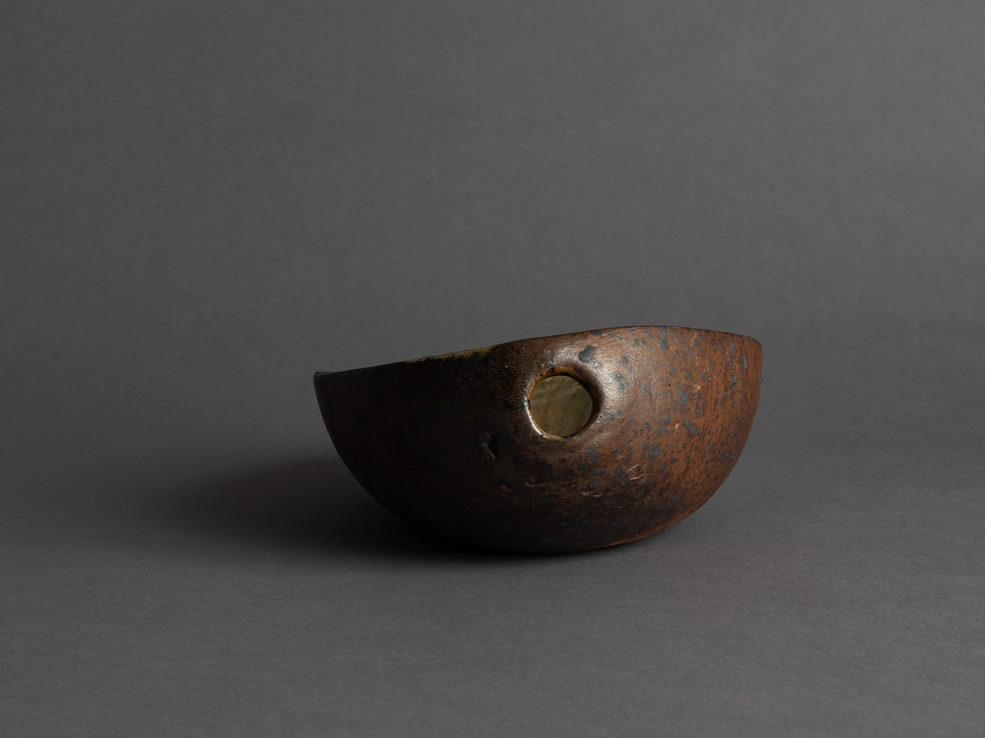 Rare coupe de forme libre de Jeanne et Norbert Pierlot à Ratilly, France (vers 1955)..Large free form bowl by Jeanne et Norbert Pierlot in Ratilly, France (circa 1955)