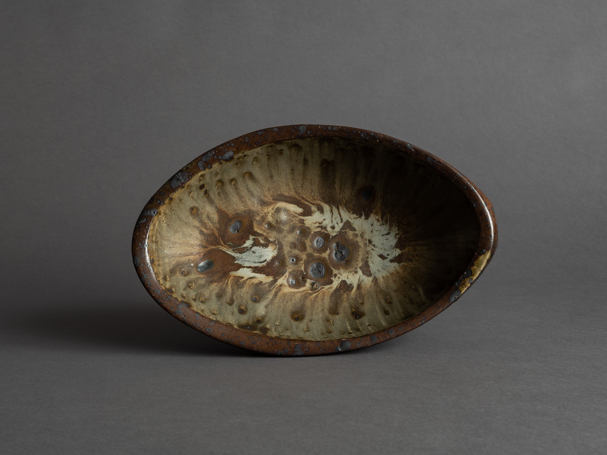 Rare coupe de forme libre de Jeanne et Norbert Pierlot à Ratilly, France (vers 1955)..Large free form bowl by Jeanne et Norbert Pierlot in Ratilly, France (circa 1955)