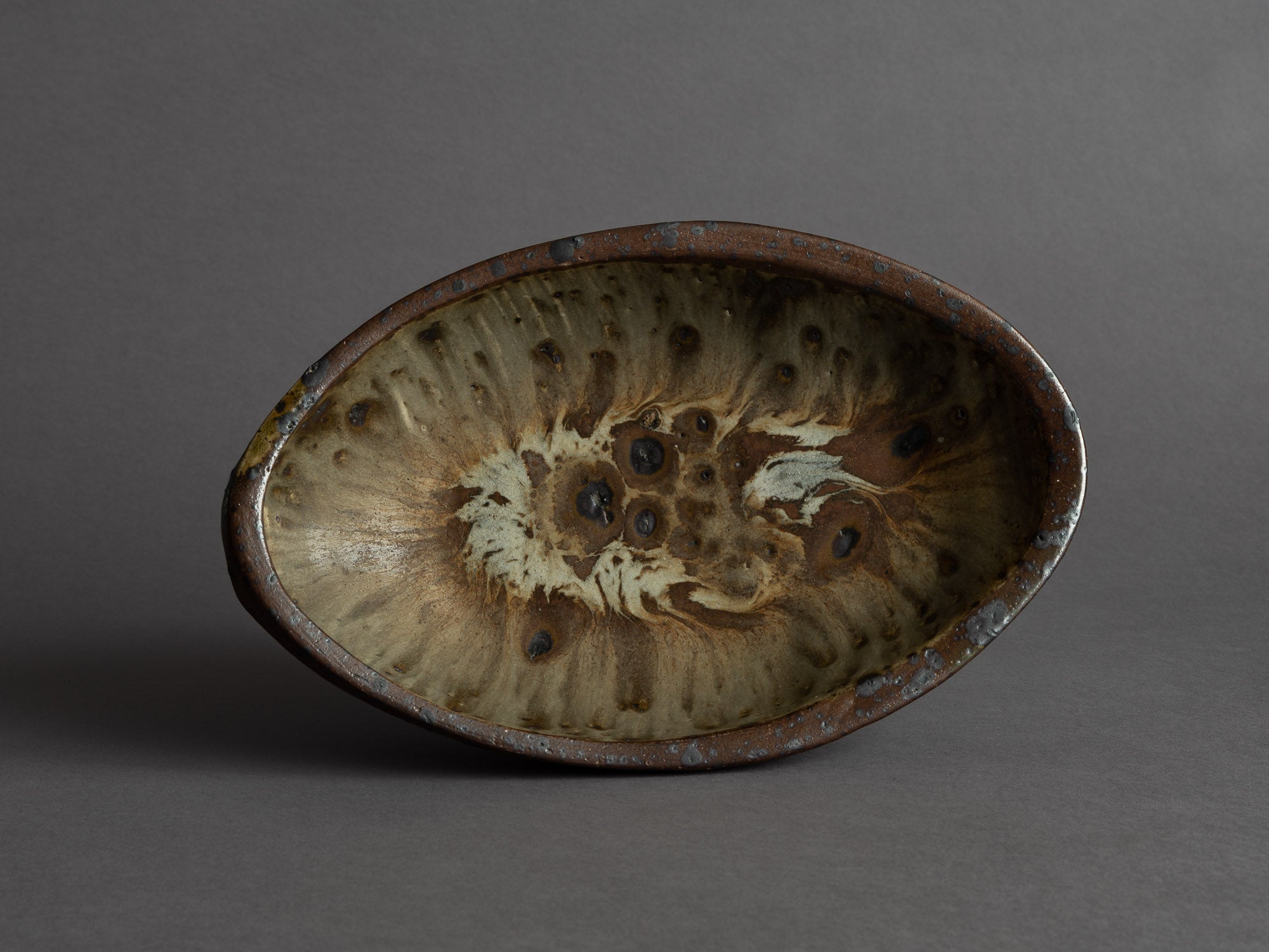 Rare coupe de forme libre de Jeanne et Norbert Pierlot à Ratilly, France (vers 1955)..Large free form bowl by Jeanne et Norbert Pierlot in Ratilly, France (circa 1955)