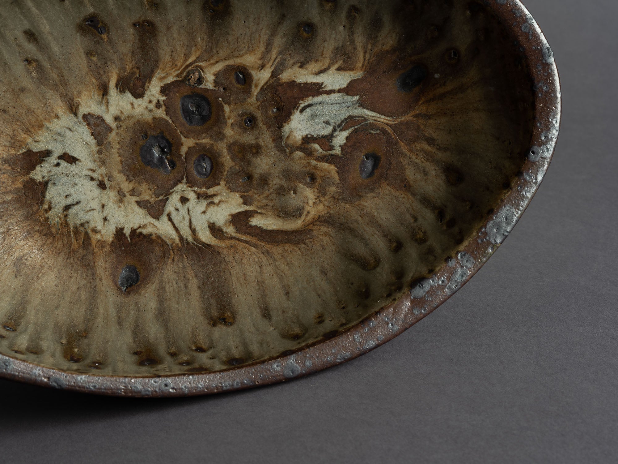 Rare coupe de forme libre de Jeanne et Norbert Pierlot à Ratilly, France (vers 1955)..Large free form bowl by Jeanne et Norbert Pierlot in Ratilly, France (circa 1955)