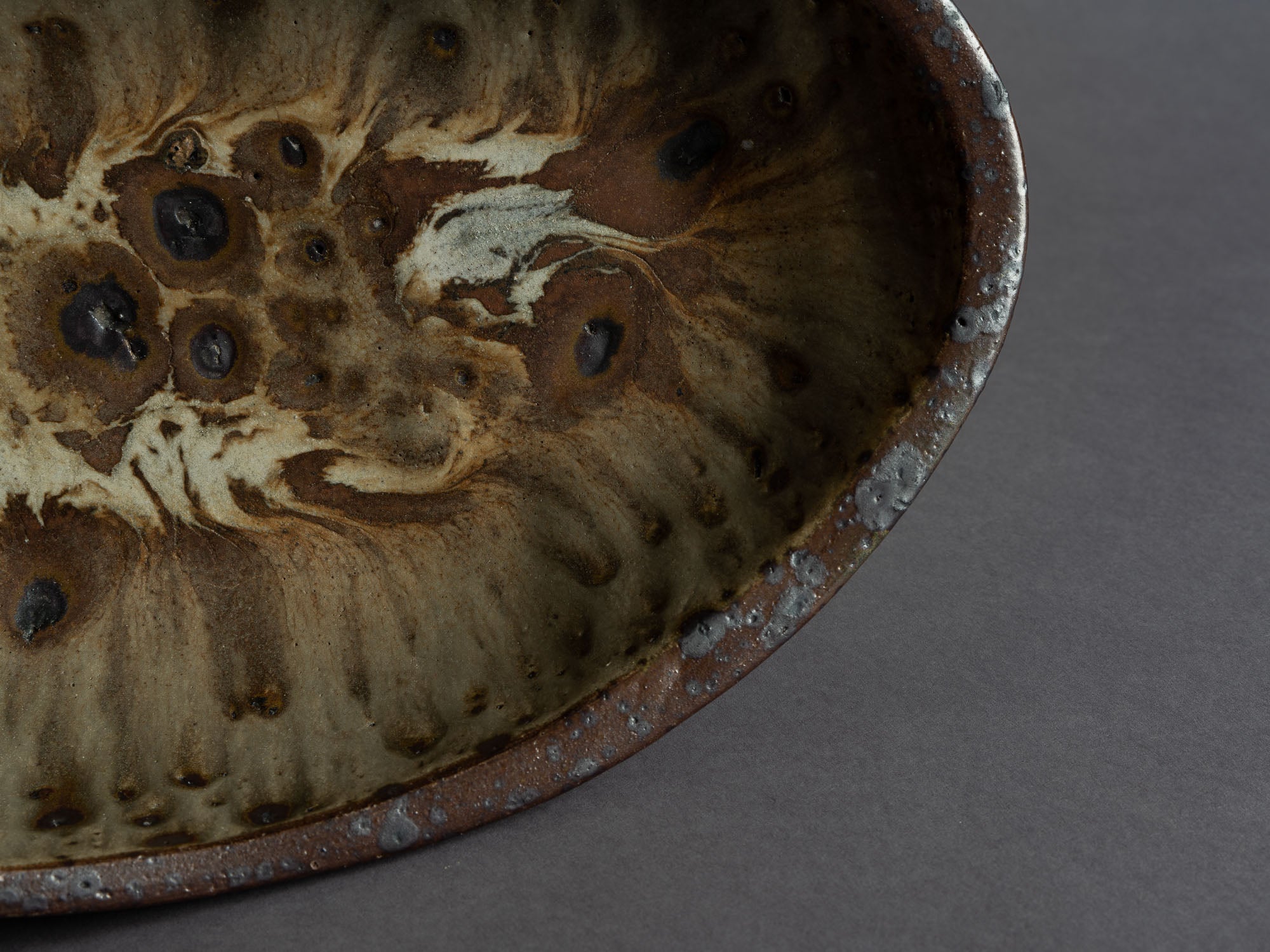 Rare coupe de forme libre de Jeanne et Norbert Pierlot à Ratilly, France (vers 1955)..Large free form bowl by Jeanne et Norbert Pierlot in Ratilly, France (circa 1955)