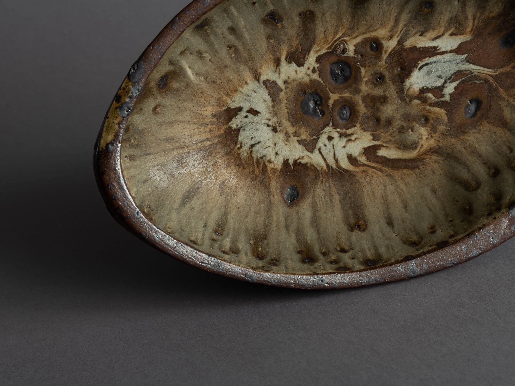 Rare coupe de forme libre de Jeanne et Norbert Pierlot à Ratilly, France (vers 1955)..Large free form bowl by Jeanne et Norbert Pierlot in Ratilly, France (circa 1955)