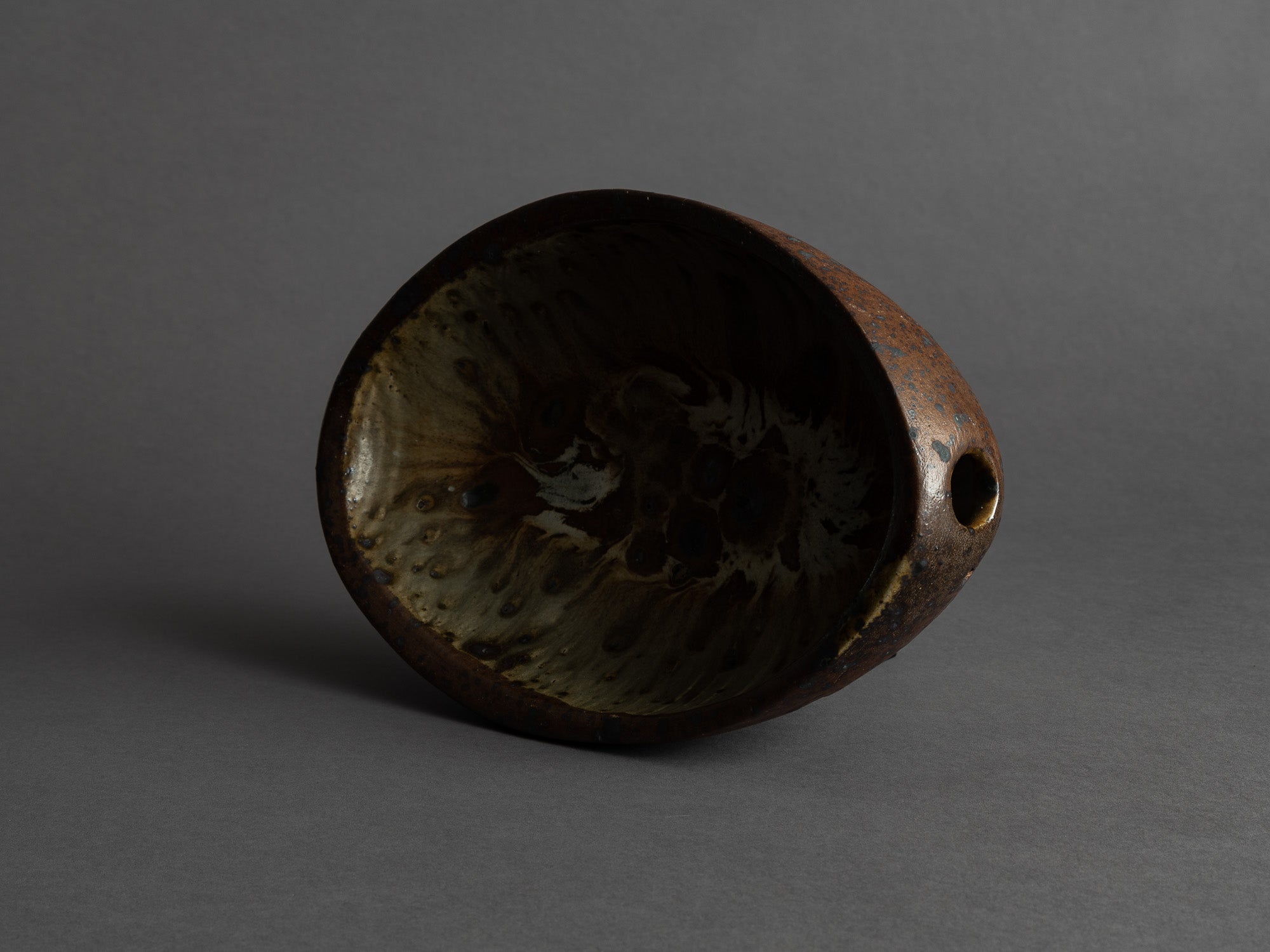 Rare coupe de forme libre de Jeanne et Norbert Pierlot à Ratilly, France (vers 1955)..Large free form bowl by Jeanne et Norbert Pierlot in Ratilly, France (circa 1955)