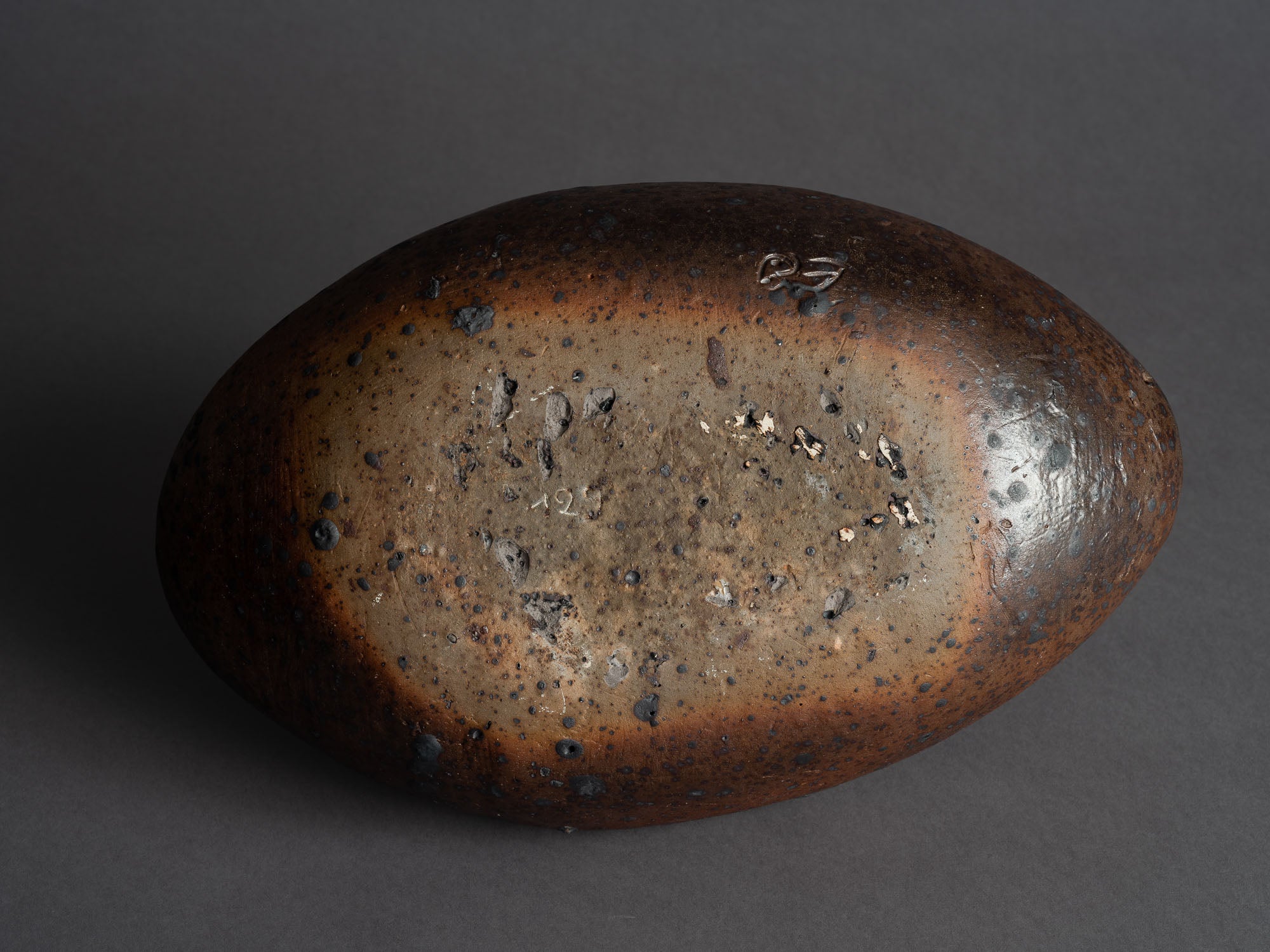 Rare coupe de forme libre de Jeanne et Norbert Pierlot à Ratilly, France (vers 1955)..Large free form bowl by Jeanne et Norbert Pierlot in Ratilly, France (circa 1955)