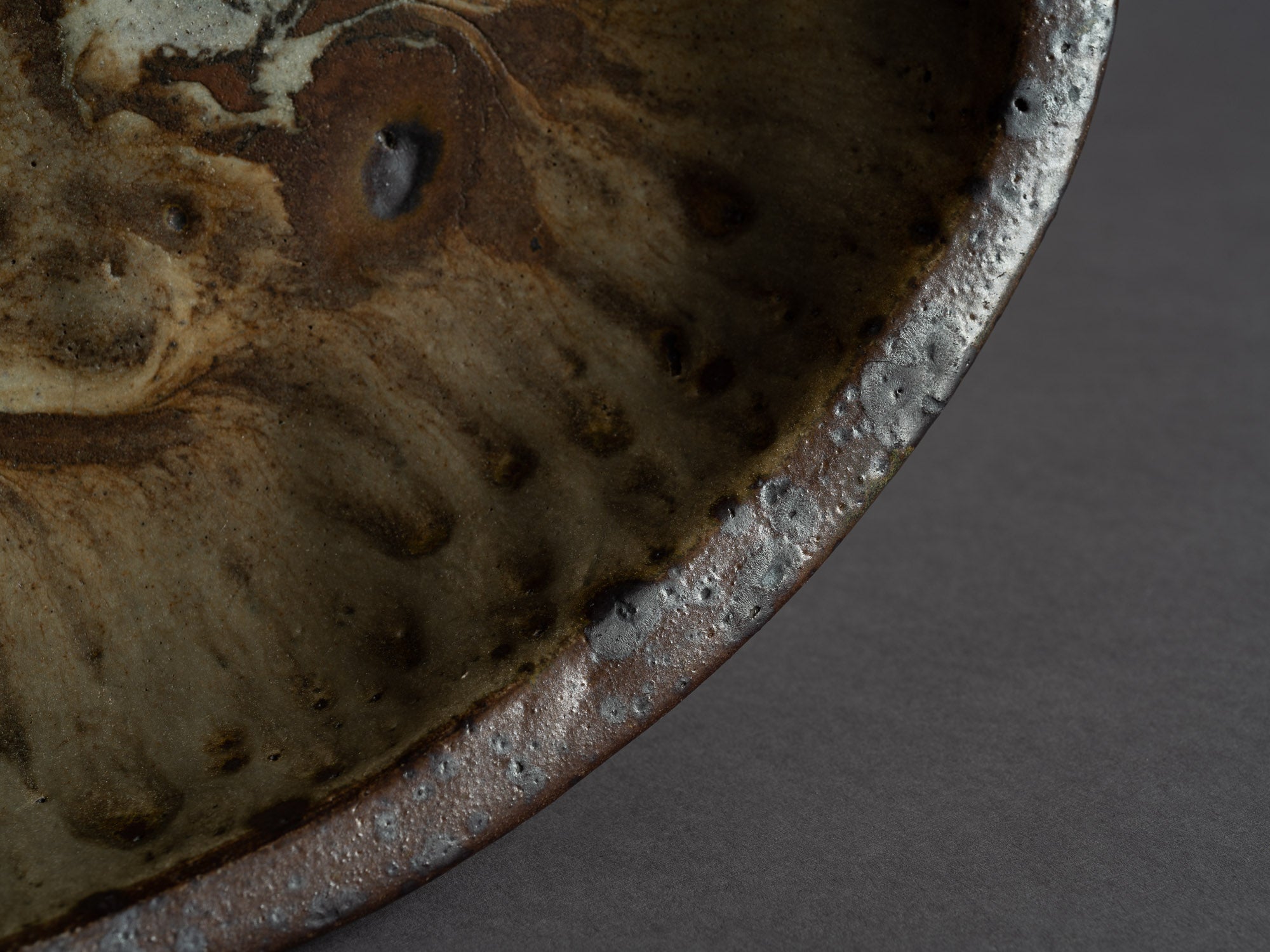 Rare coupe de forme libre de Jeanne et Norbert Pierlot à Ratilly, France (vers 1955)..Large free form bowl by Jeanne et Norbert Pierlot in Ratilly, France (circa 1955)