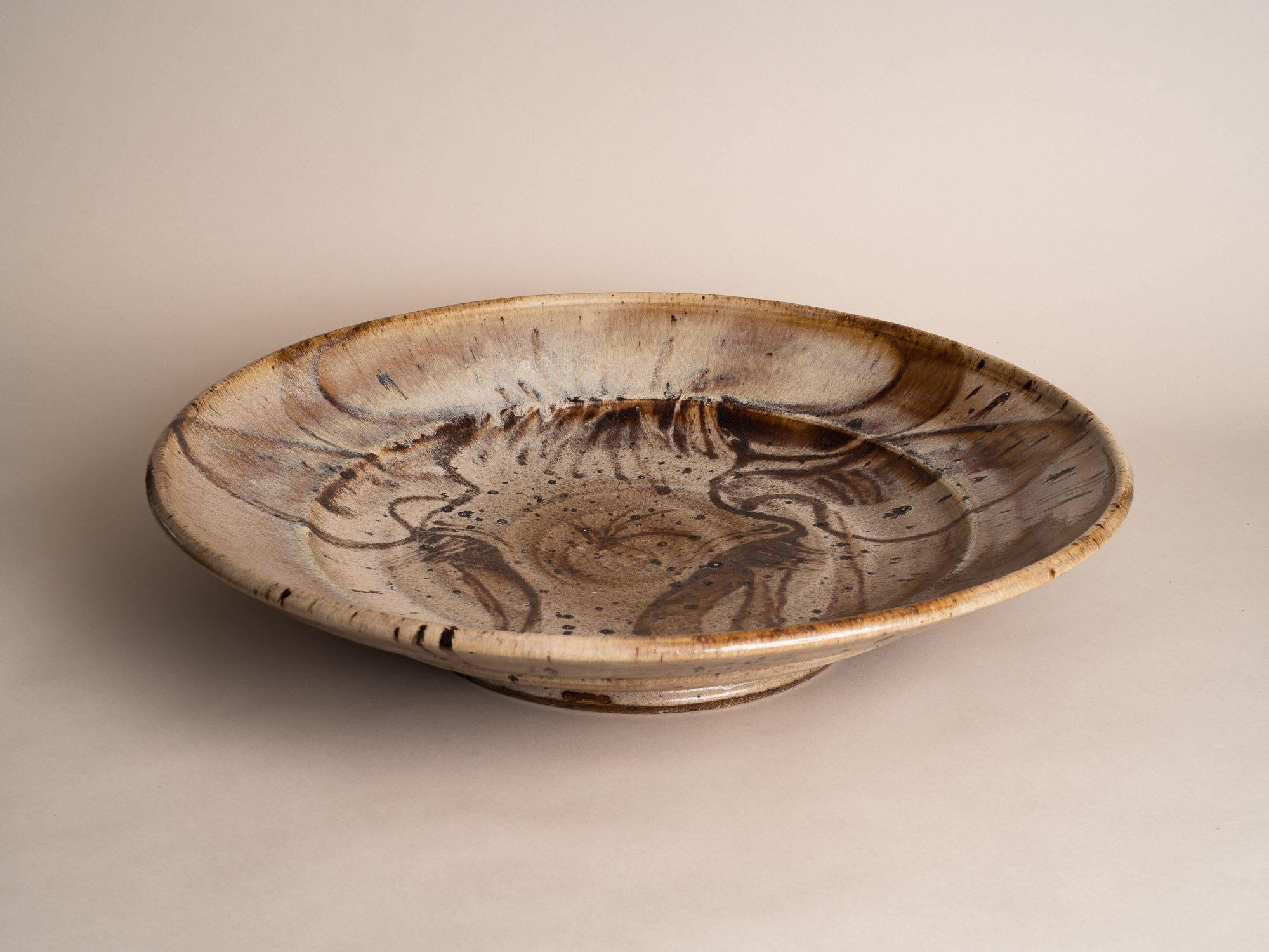 Exceptionnelle coupe à décor animalier de Janet Stedman à La Borne, France (1979)..Outstanding large bowl "bull" by Janet Stedman at La Borne, France (1979)