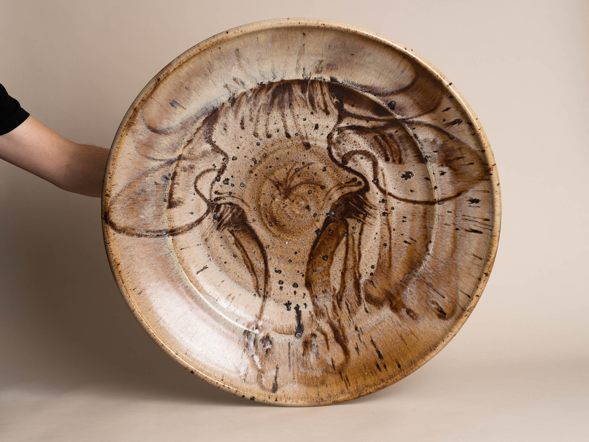Exceptionnelle coupe à décor animalier de Janet Stedman à La Borne, France (1979)..Outstanding large bowl "bull" by Janet Stedman at La Borne, France (1979)