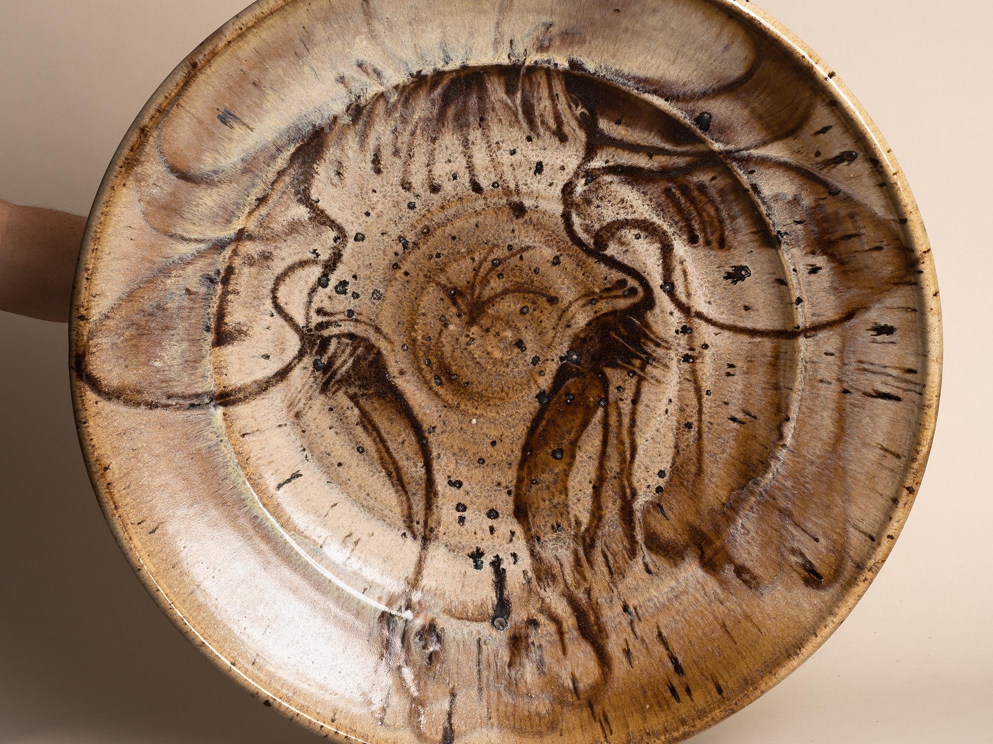 Exceptionnelle coupe à décor animalier de Janet Stedman à La Borne, France (1979)..Outstanding large bowl "bull" by Janet Stedman at La Borne, France (1979)