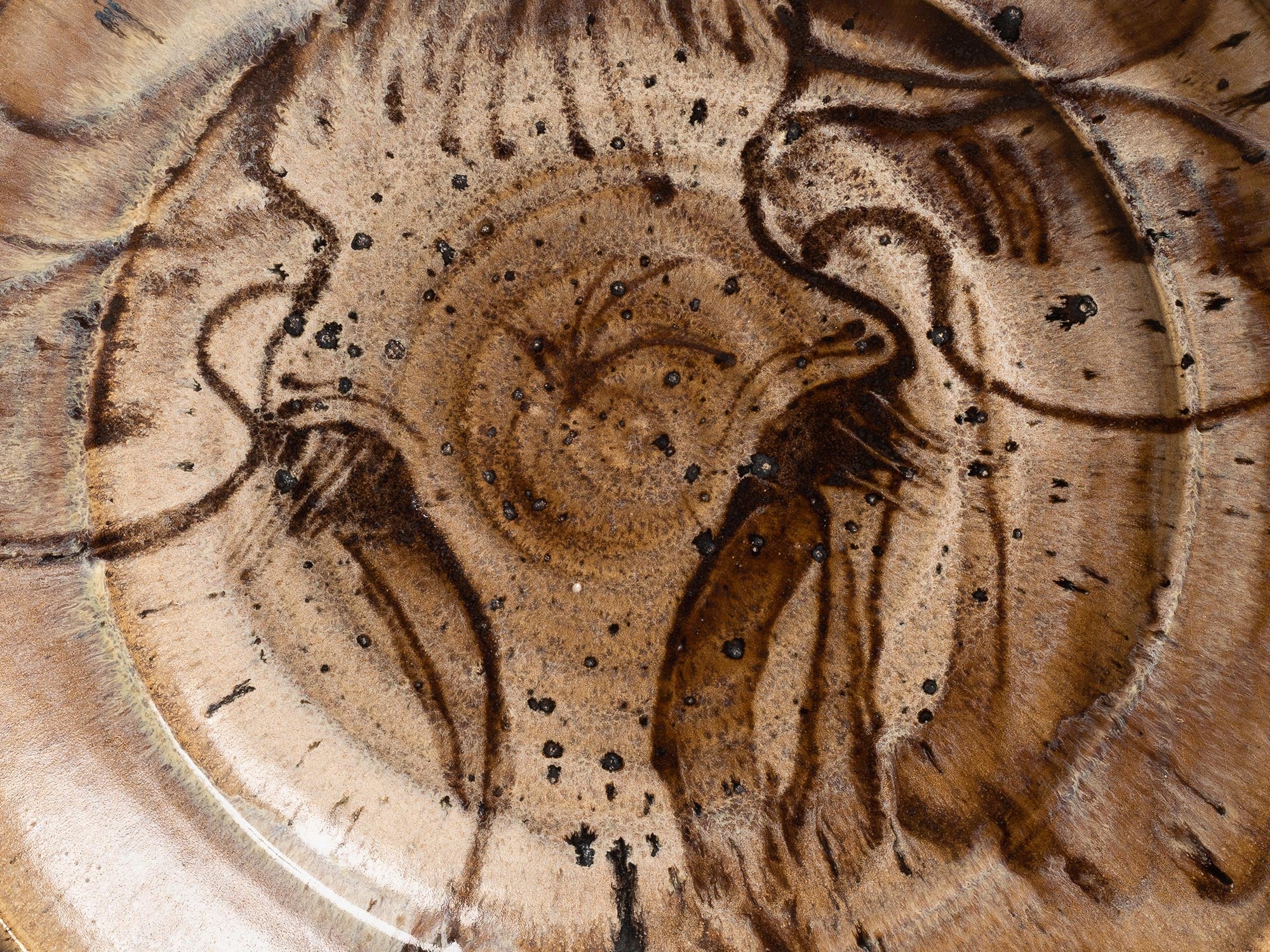Exceptionnelle coupe à décor animalier de Janet Stedman à La Borne, France (1979)..Outstanding large bowl "bull" by Janet Stedman at La Borne, France (1979)