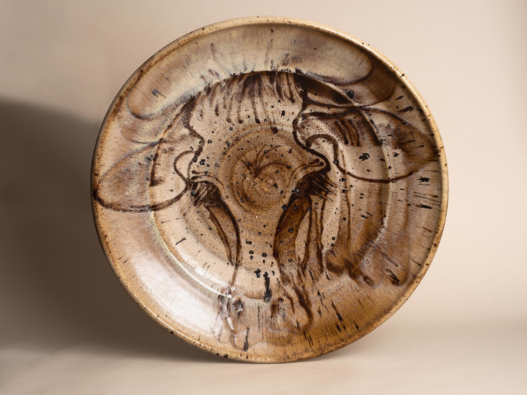 Exceptionnelle coupe à décor animalier de Janet Stedman à La Borne, France (1979)..Outstanding large bowl "bull" by Janet Stedman at La Borne, France (1979)