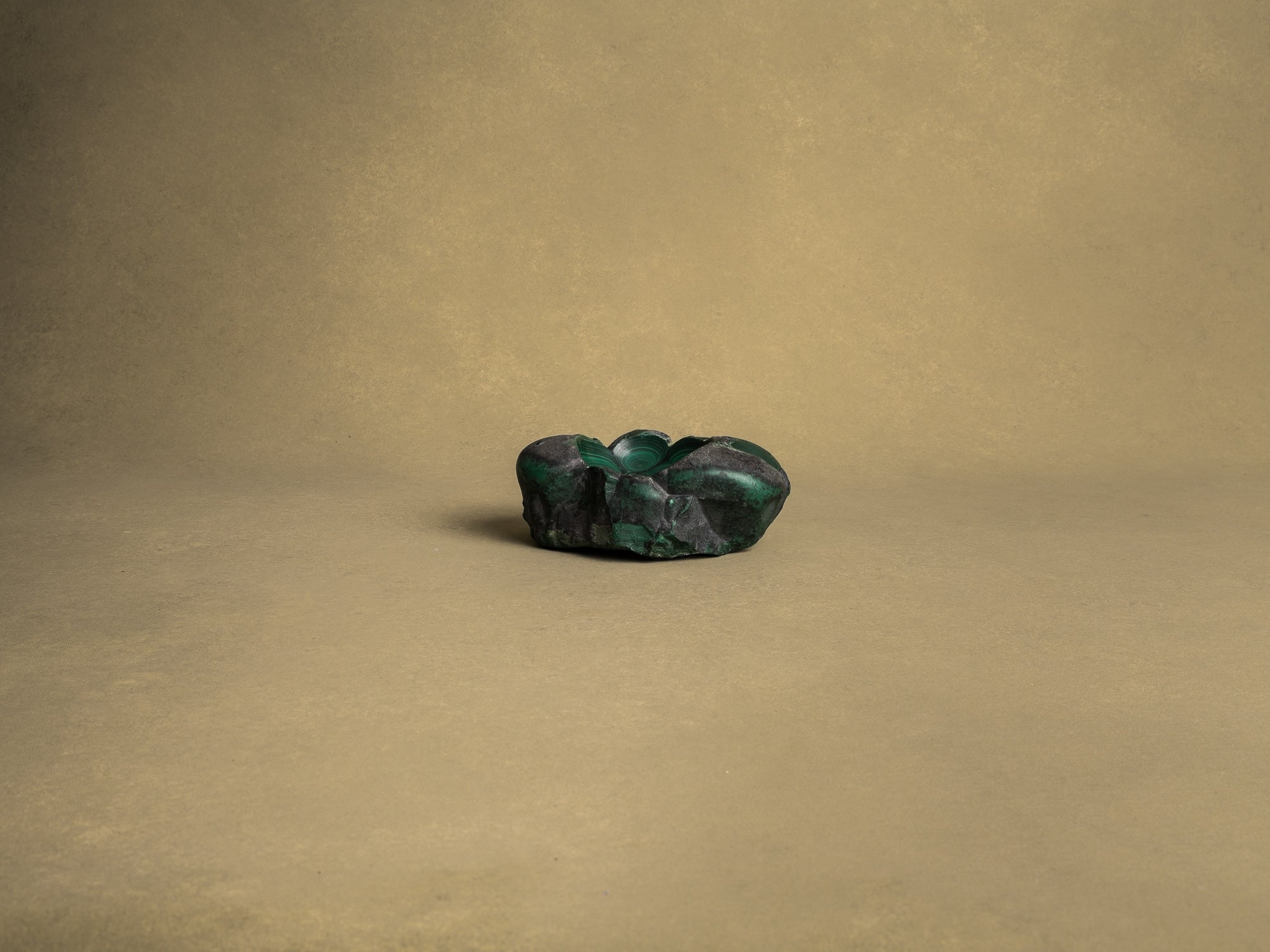 Coupe monolithe en malachite, France (vers 1960)..Dug-out malachite stone bowl, France (circa 1960)