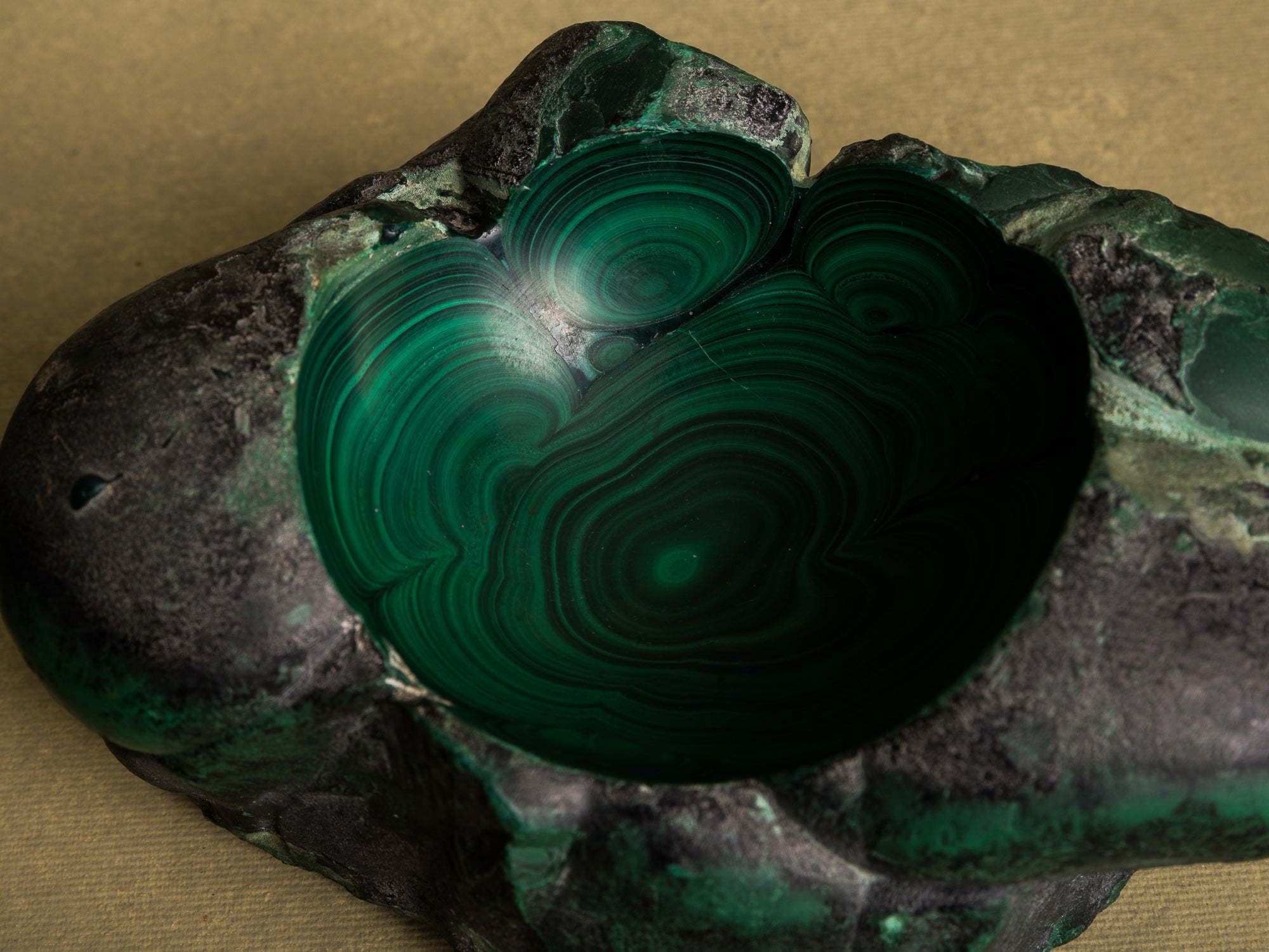 Coupe monolithe en malachite, France (vers 1960)..Dug-out malachite stone bowl, France (circa 1960)