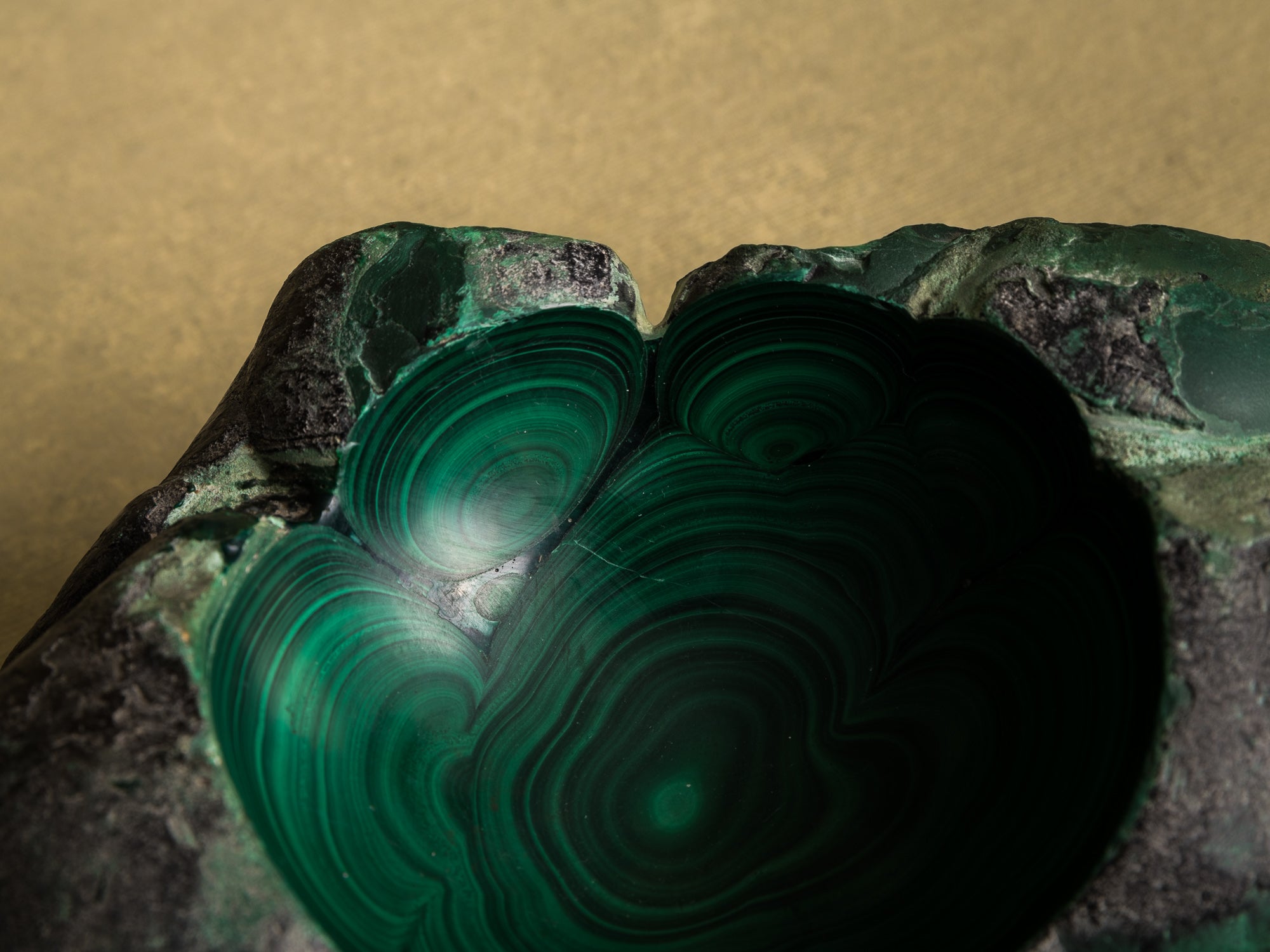Coupe monolithe en malachite, France (vers 1960)..Dug-out malachite stone bowl, France (circa 1960)