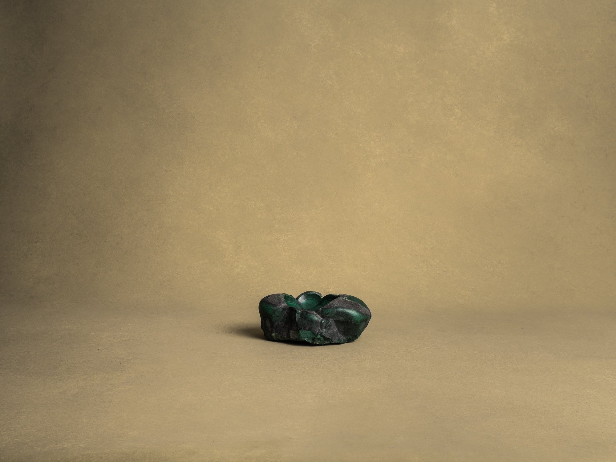 Coupe monolithe en malachite, France (vers 1960)..Dug-out malachite stone bowl, France (circa 1960)