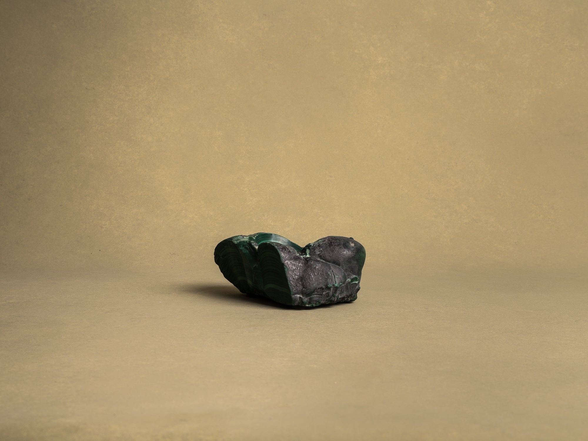 Coupe monolithe en malachite, France (vers 1960)..Dug-out malachite stone bowl, France (circa 1960)