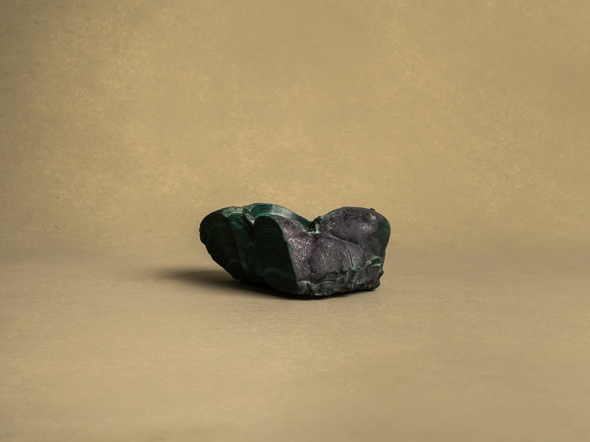 Coupe monolithe en malachite, France (vers 1960)..Dug-out malachite stone bowl, France (circa 1960)