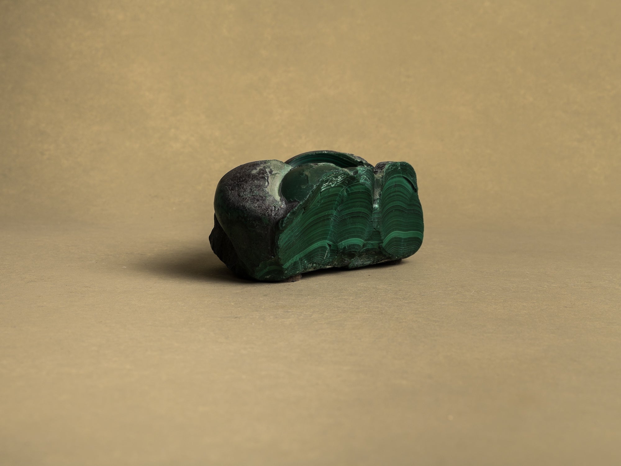 Coupe monolithe en malachite, France (vers 1960)..Dug-out malachite stone bowl, France (circa 1960)