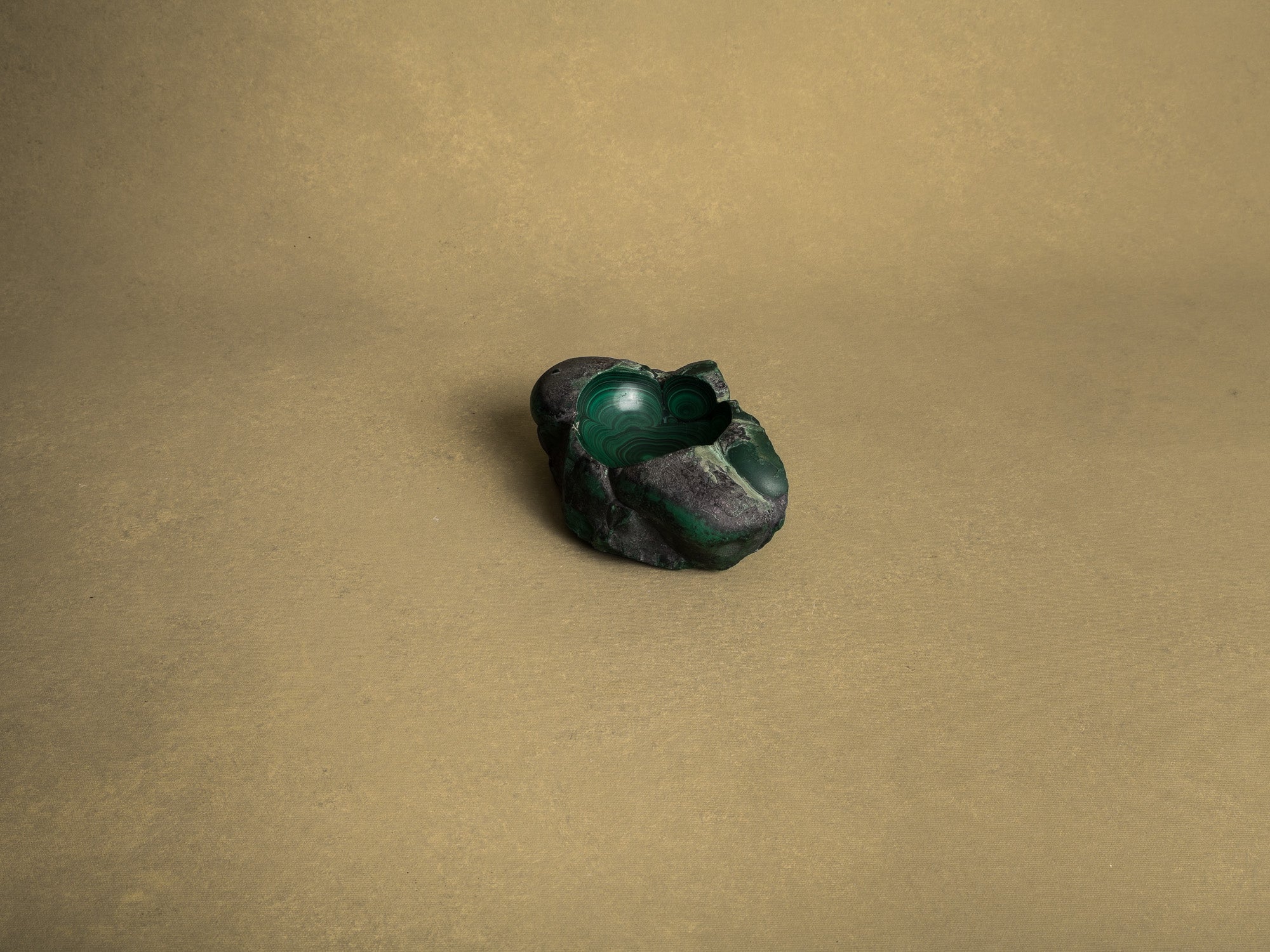 Coupe monolithe en malachite, France (vers 1960)..Dug-out malachite stone bowl, France (circa 1960)