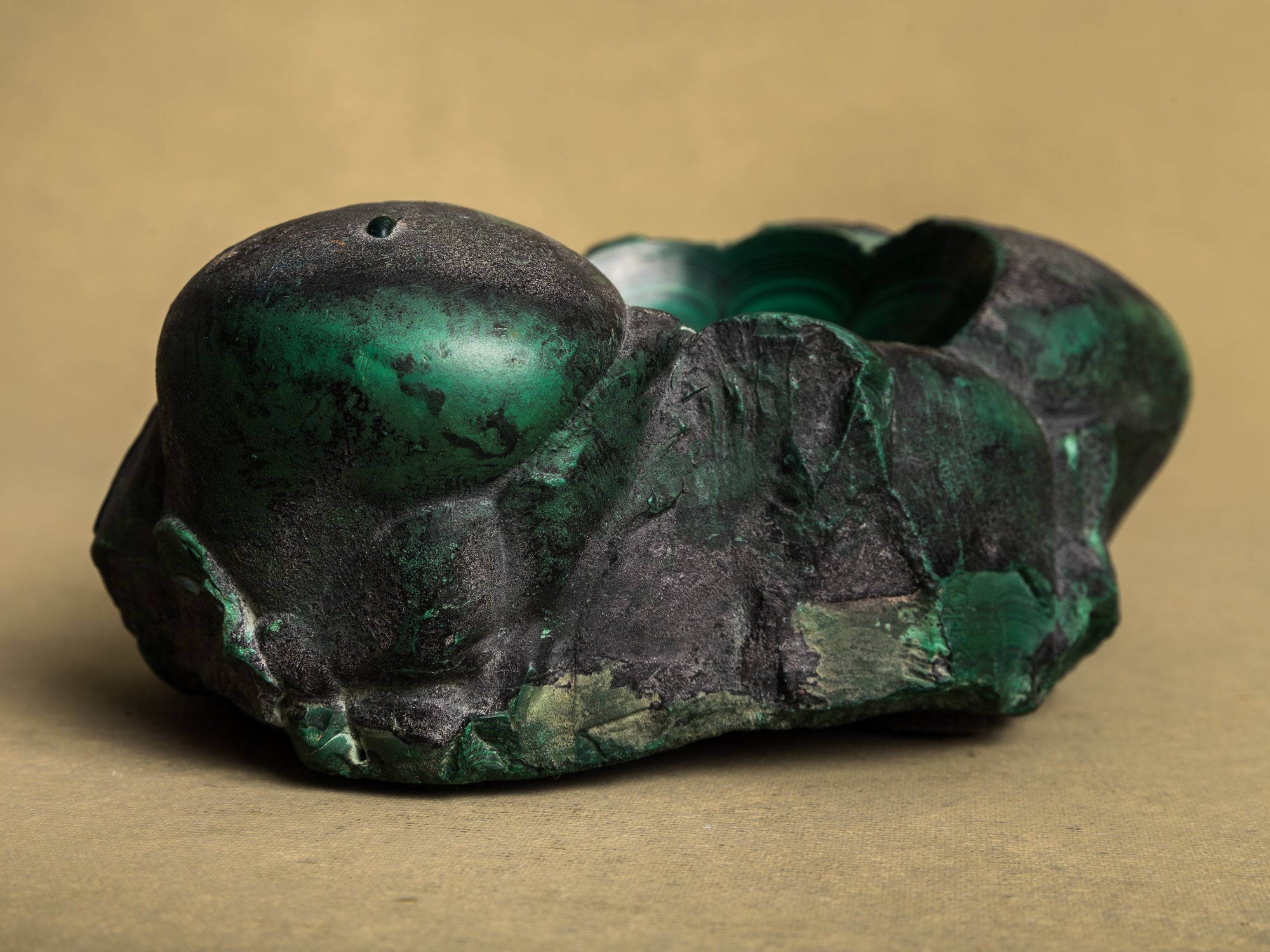 Coupe monolithe en malachite, France (vers 1960)..Dug-out malachite stone bowl, France (circa 1960)