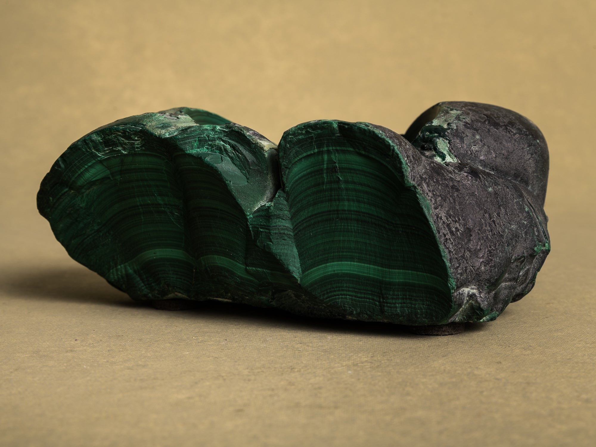 Coupe monolithe en malachite, France (vers 1960)..Dug-out malachite stone bowl, France (circa 1960)