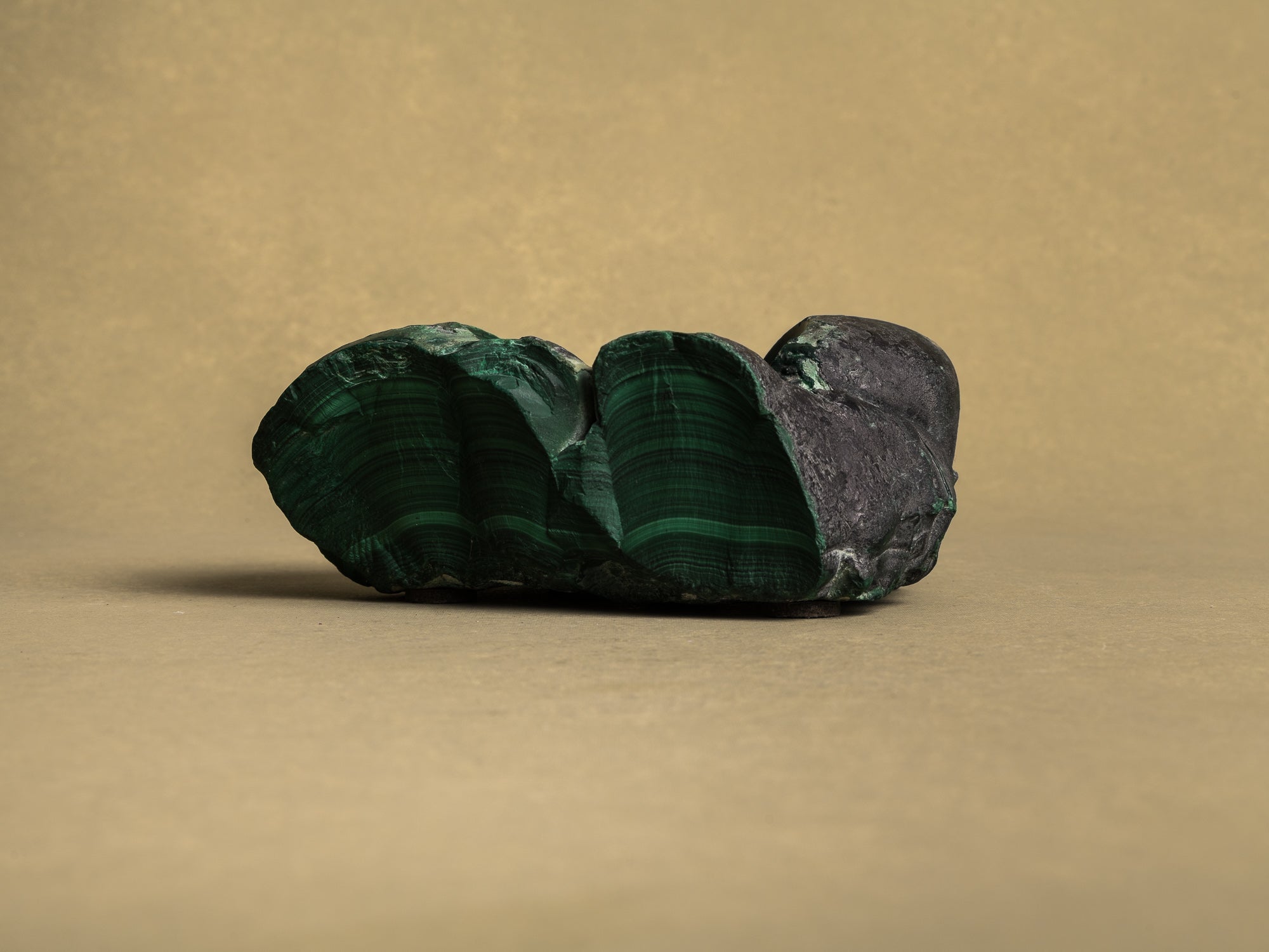 Coupe monolithe en malachite, France (vers 1960)..Dug-out malachite stone bowl, France (circa 1960)