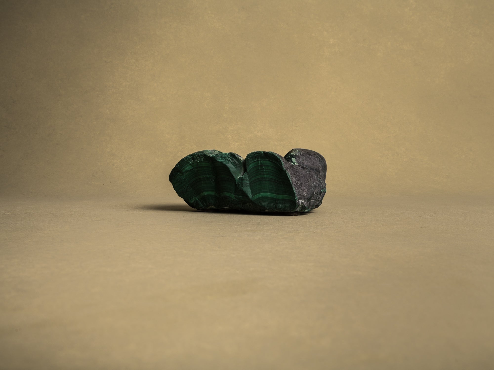 Coupe monolithe en malachite, France (vers 1960)..Dug-out malachite stone bowl, France (circa 1960)