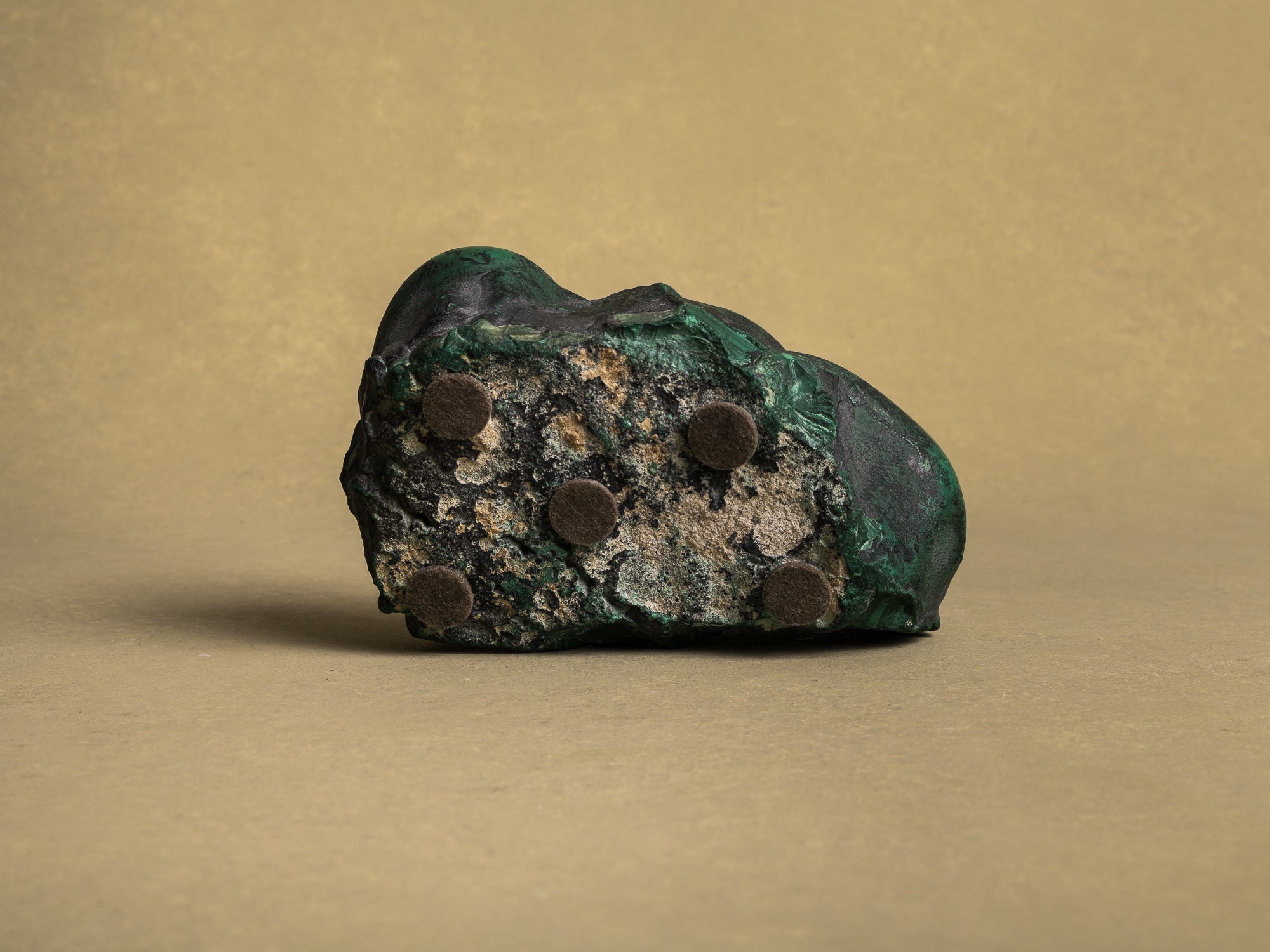 Coupe monolithe en malachite, France (vers 1960)..Dug-out malachite stone bowl, France (circa 1960)