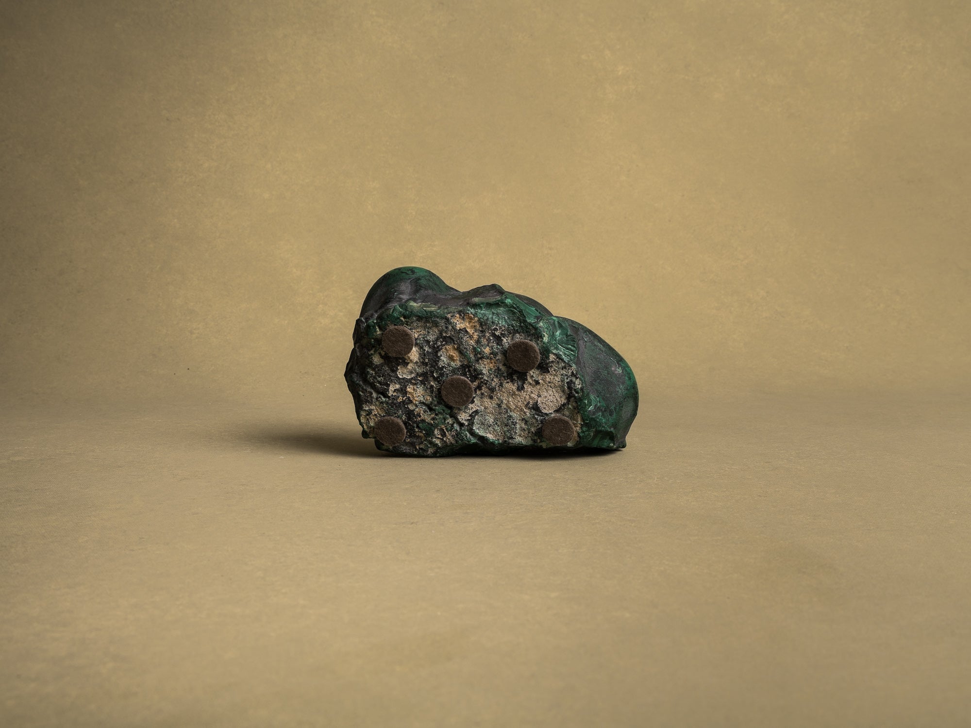Coupe monolithe en malachite, France (vers 1960)..Dug-out malachite stone bowl, France (circa 1960)