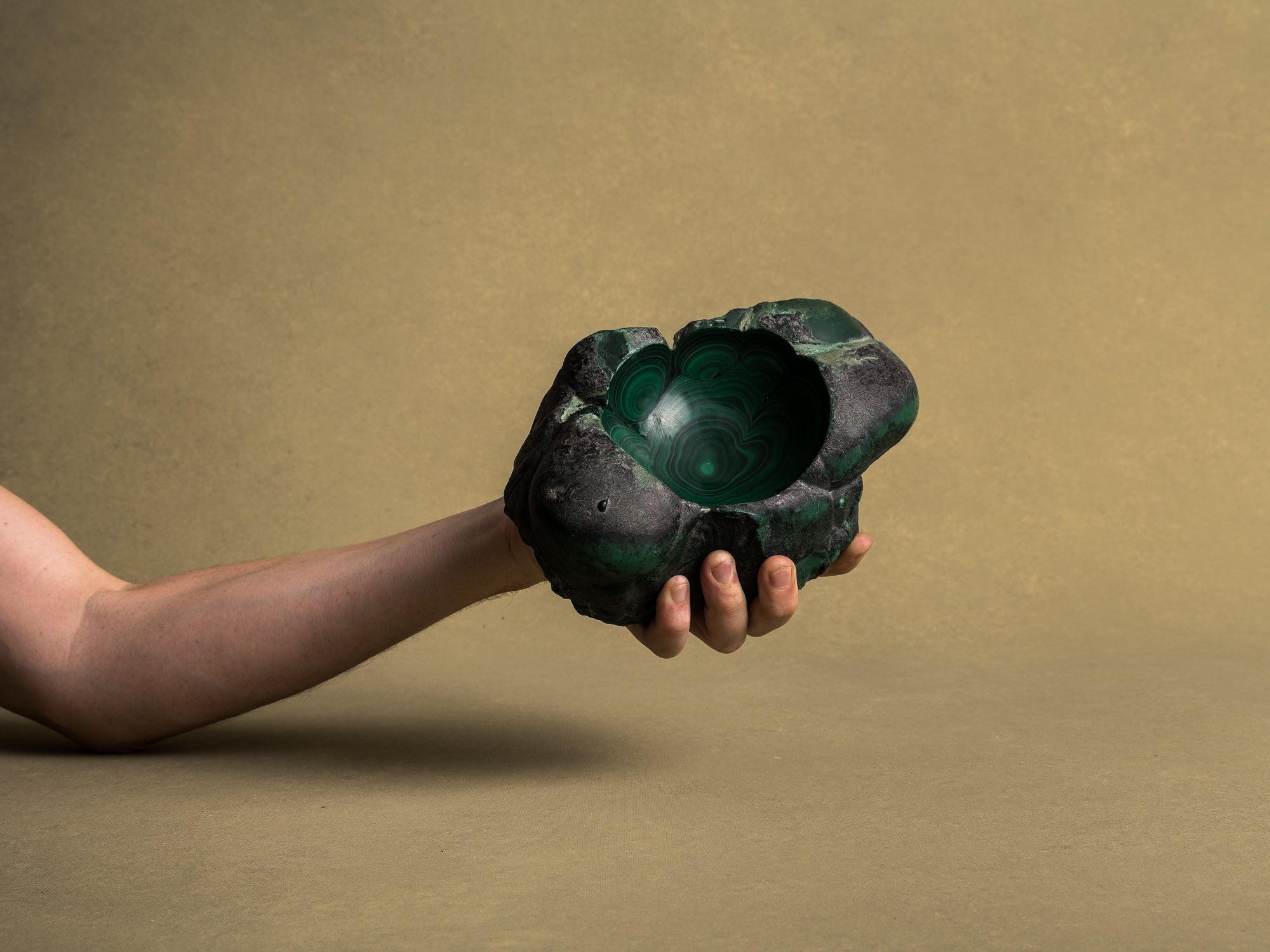 Coupe monolithe en malachite, France (vers 1960)..Dug-out malachite stone bowl, France (circa 1960)