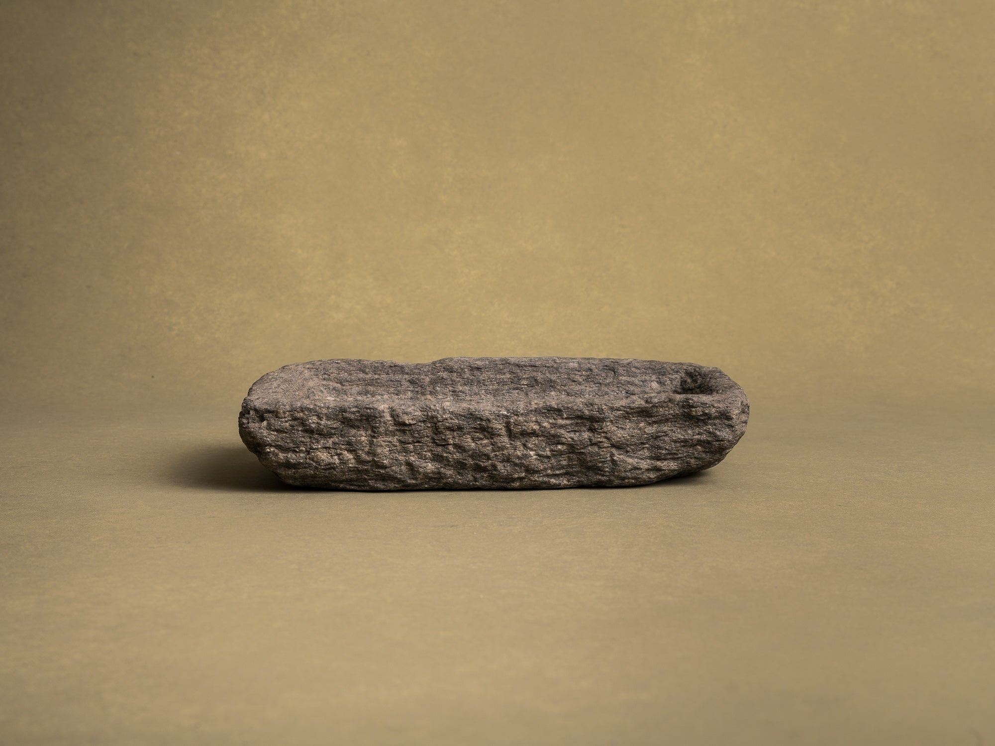 Coupe monolithe en schiste du Piemont, art paysan, Italie (XVIIIe siècle)..Carved dug-out Piedmont shale stone bowl, Peasant art, Italy (18th century)
