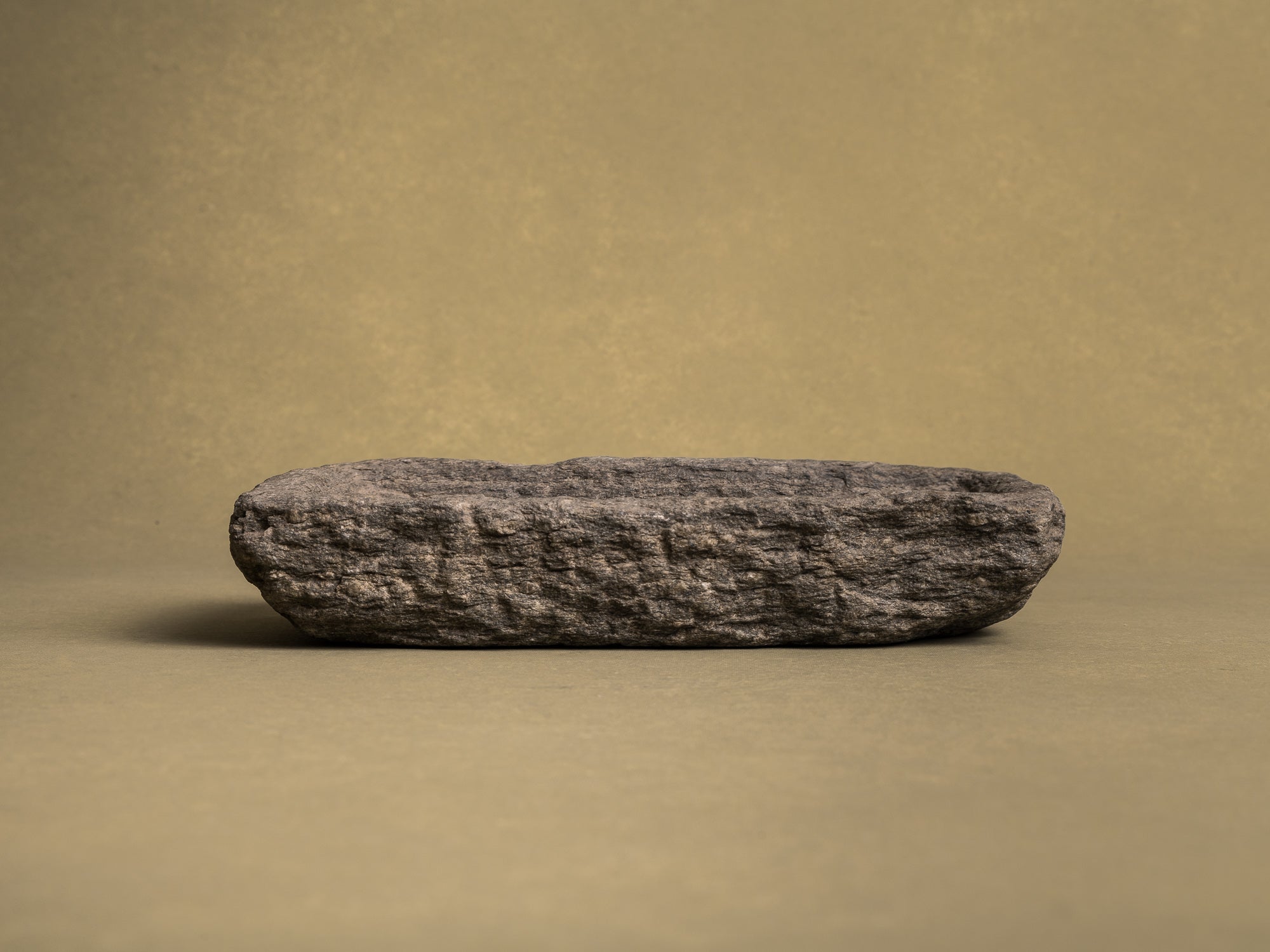 Coupe monolithe en schiste du Piemont, art paysan, Italie (XVIIIe siècle)..Carved dug-out Piedmont shale stone bowl, Peasant art, Italy (18th century)