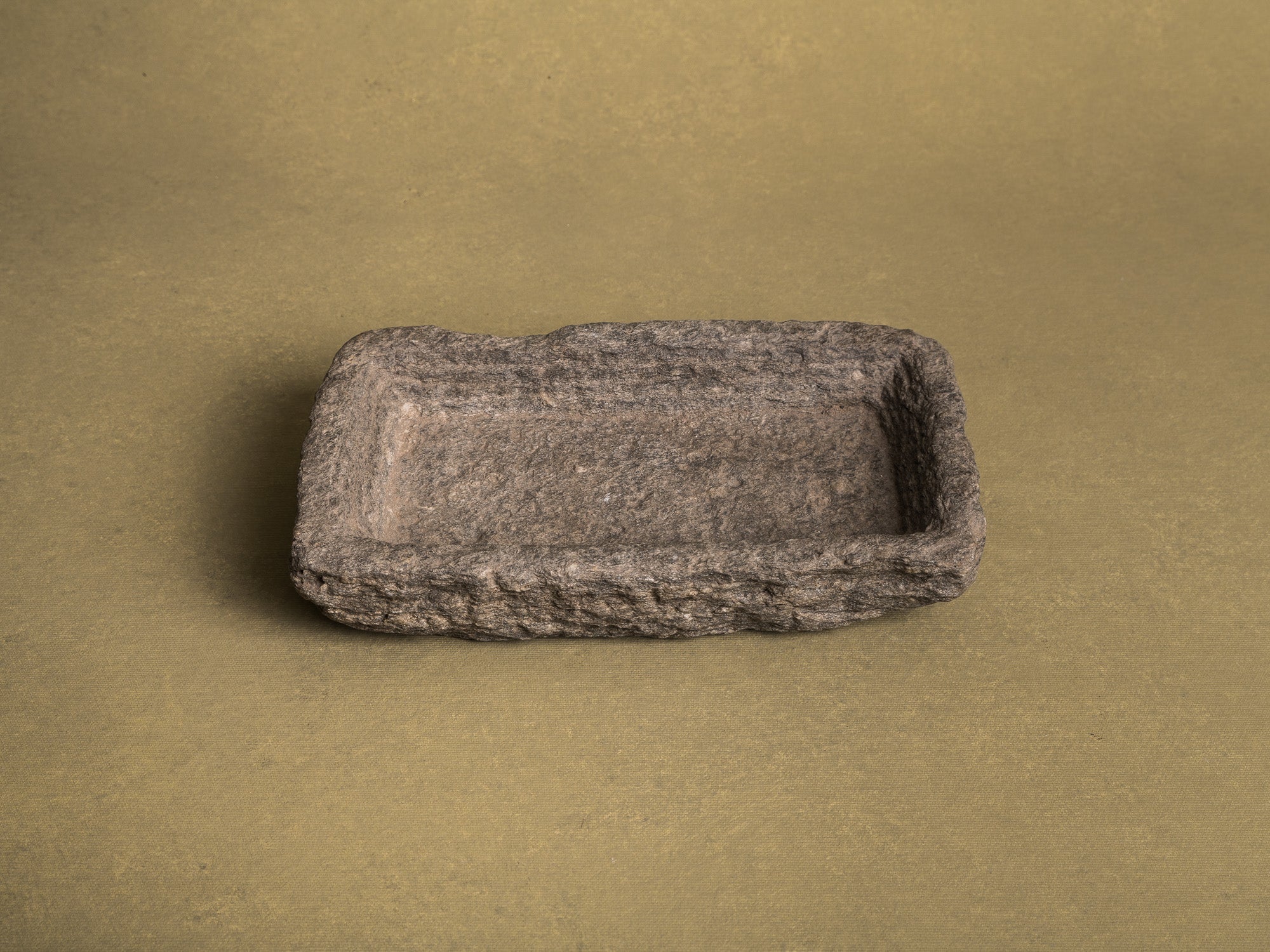 Coupe monolithe en schiste du Piemont, art paysan, Italie (XVIIIe siècle)..Carved dug-out Piedmont shale stone bowl, Peasant art, Italy (18th century)