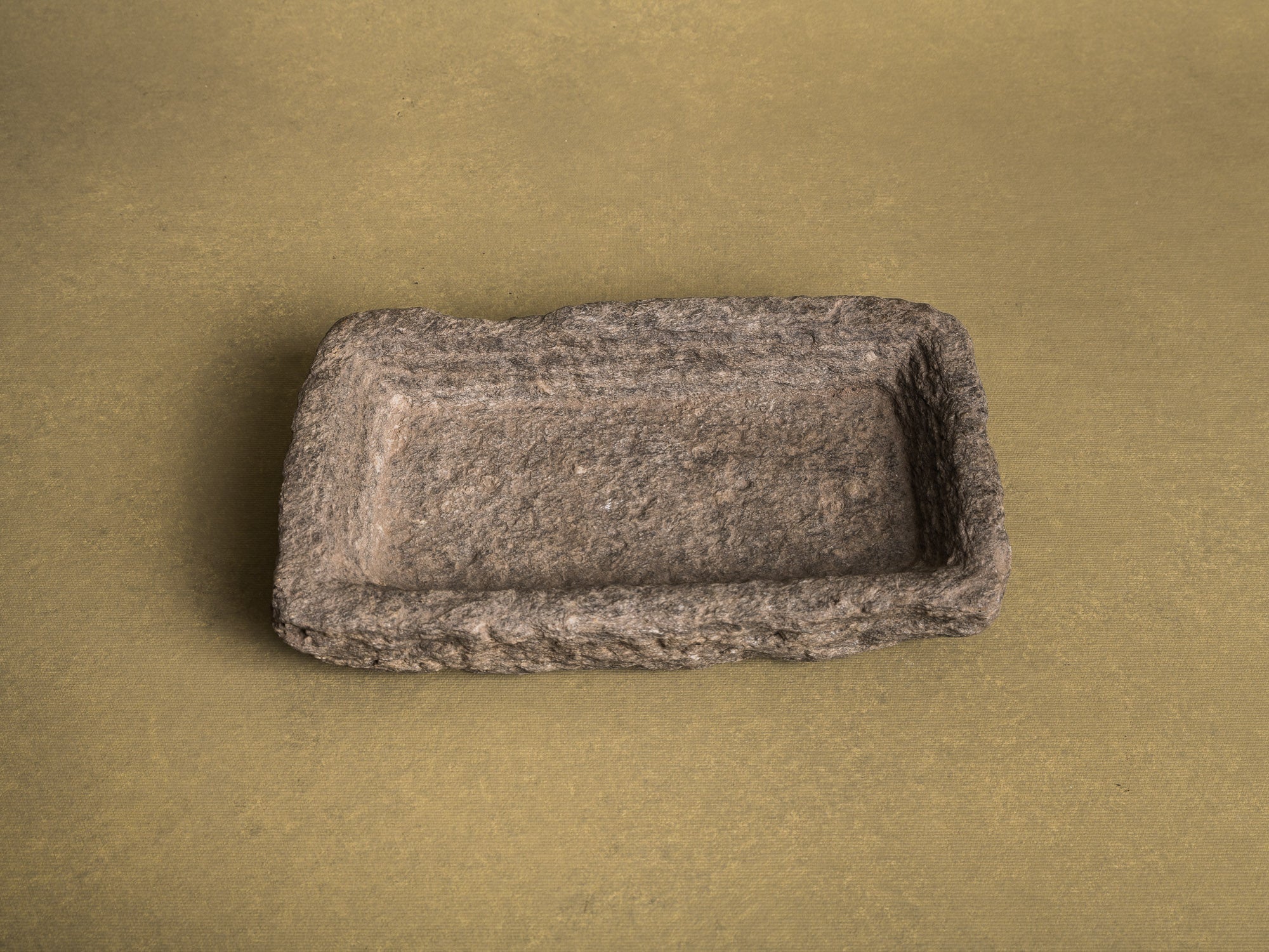 Coupe monolithe en schiste du Piemont, art paysan, Italie (XVIIIe siècle)..Carved dug-out Piedmont shale stone bowl, Peasant art, Italy (18th century)