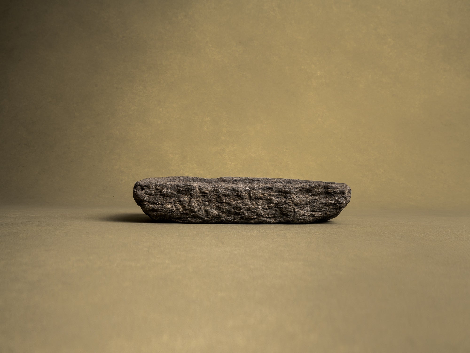 Coupe monolithe en schiste du Piemont, art paysan, Italie (XVIIIe siècle)..Carved dug-out Piedmont shale stone bowl, Peasant art, Italy (18th century)